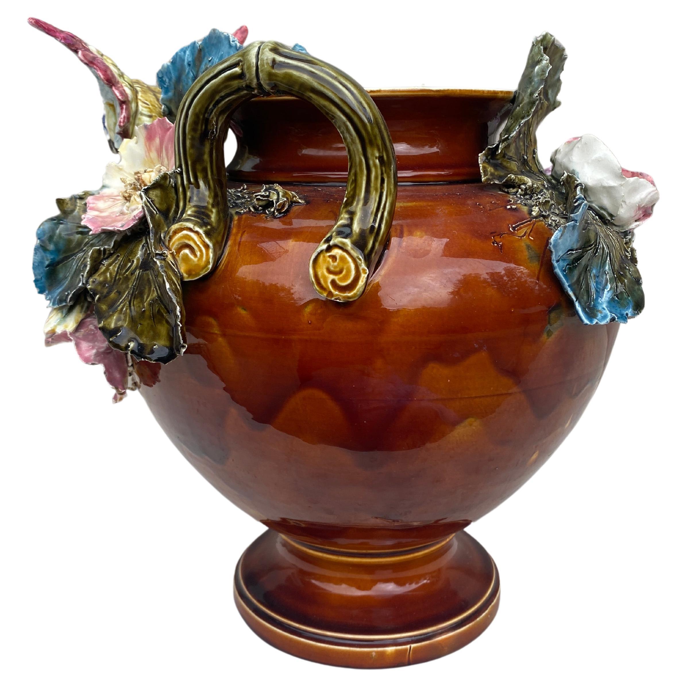 Céramique Grand pot à caches autrichien du 19e siècle, perroquets et fleurs en vente