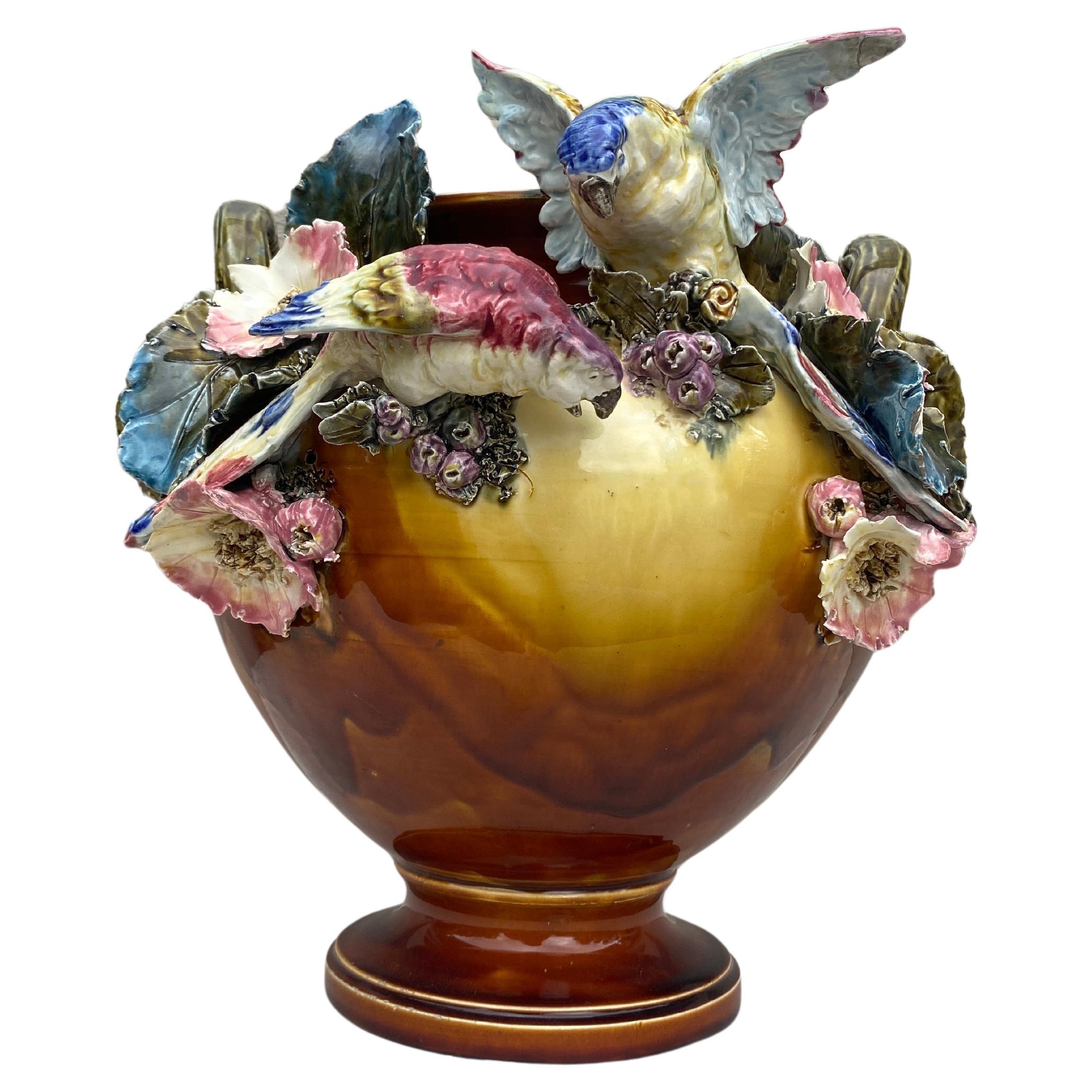Grand pot à caches autrichien du 19e siècle, perroquets et fleurs en vente