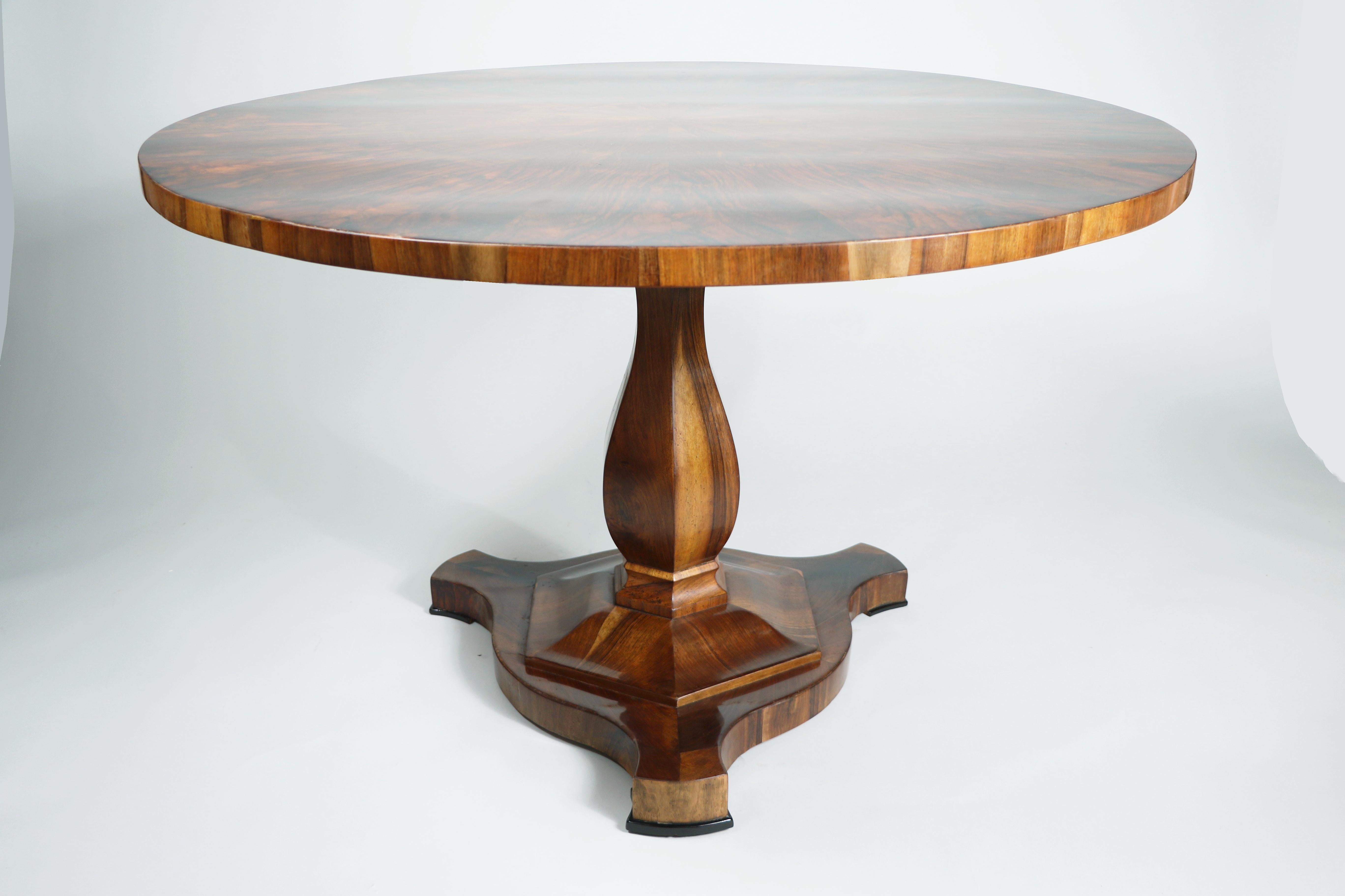 Hola,
Esta mesa Biedermeier de nogal, fina y muy grande, se fabricó en Viena hacia 1825.

Las piezas vienesas Biedermeier se distinguen por sus proporciones sofisticadas, su diseño raro y refinado, su excelente artesanía y siguen teniendo una gran