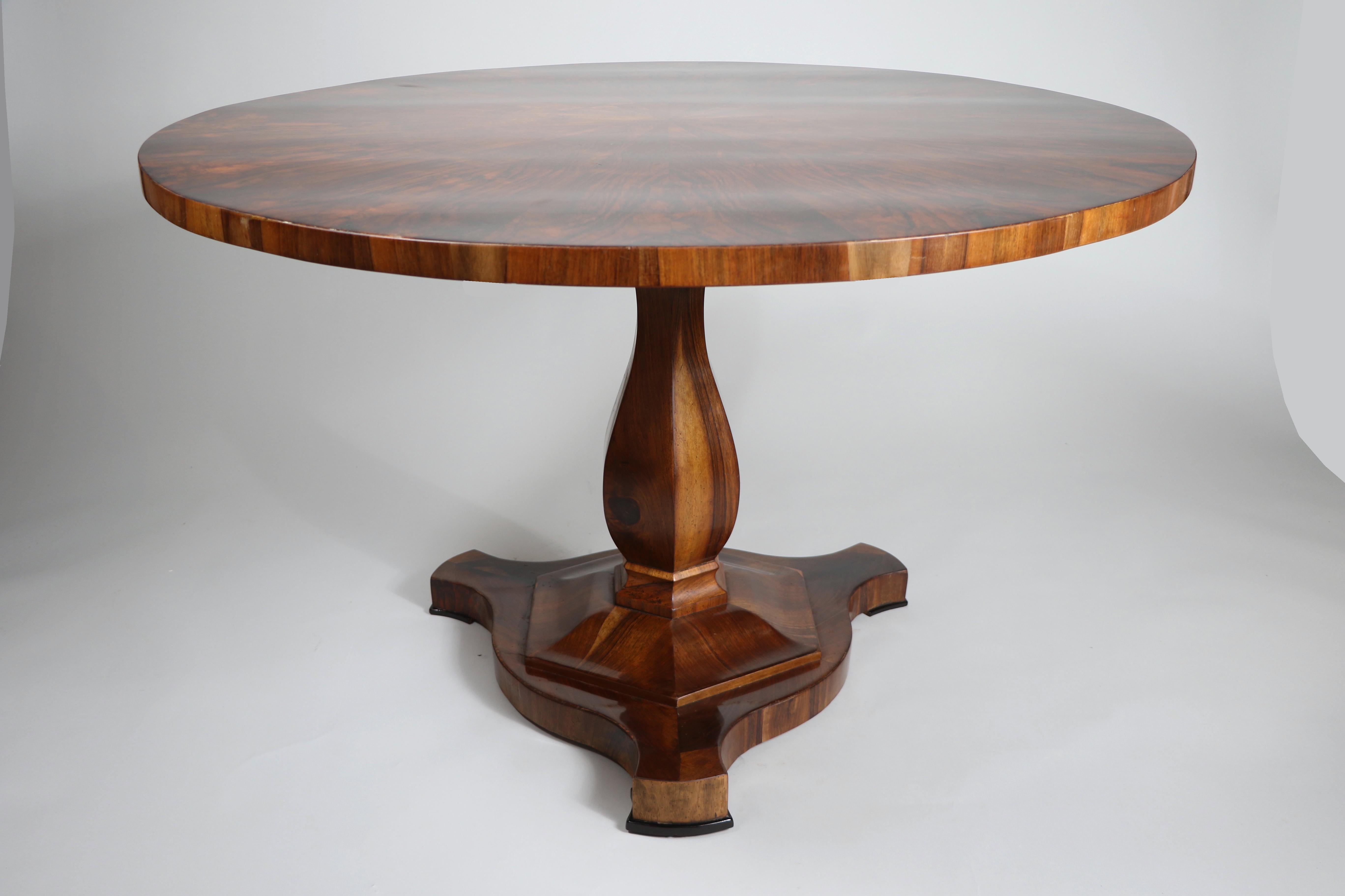 Bonjour,
Cette belle et très grande table en noyer Biedermeier a été fabriquée à Vienne vers 1825.

Les pièces du Biedermeier viennois se distinguent par leurs proportions sophistiquées, leur design rare et raffiné, leur excellente facture et