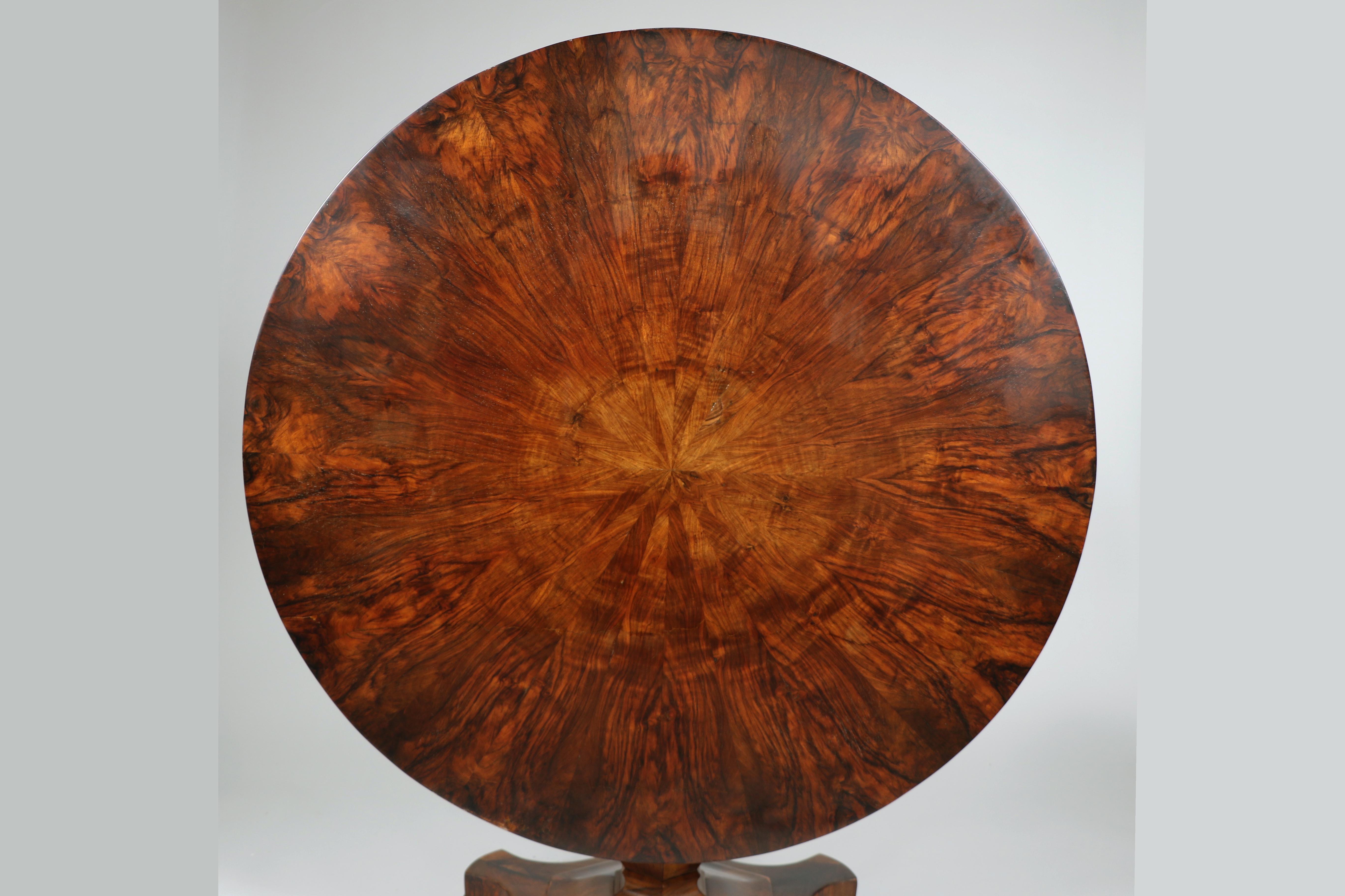 Autrichien Grande table centrale en noyer Biedermeier du 19e siècle. Vienne, vers 1825. en vente