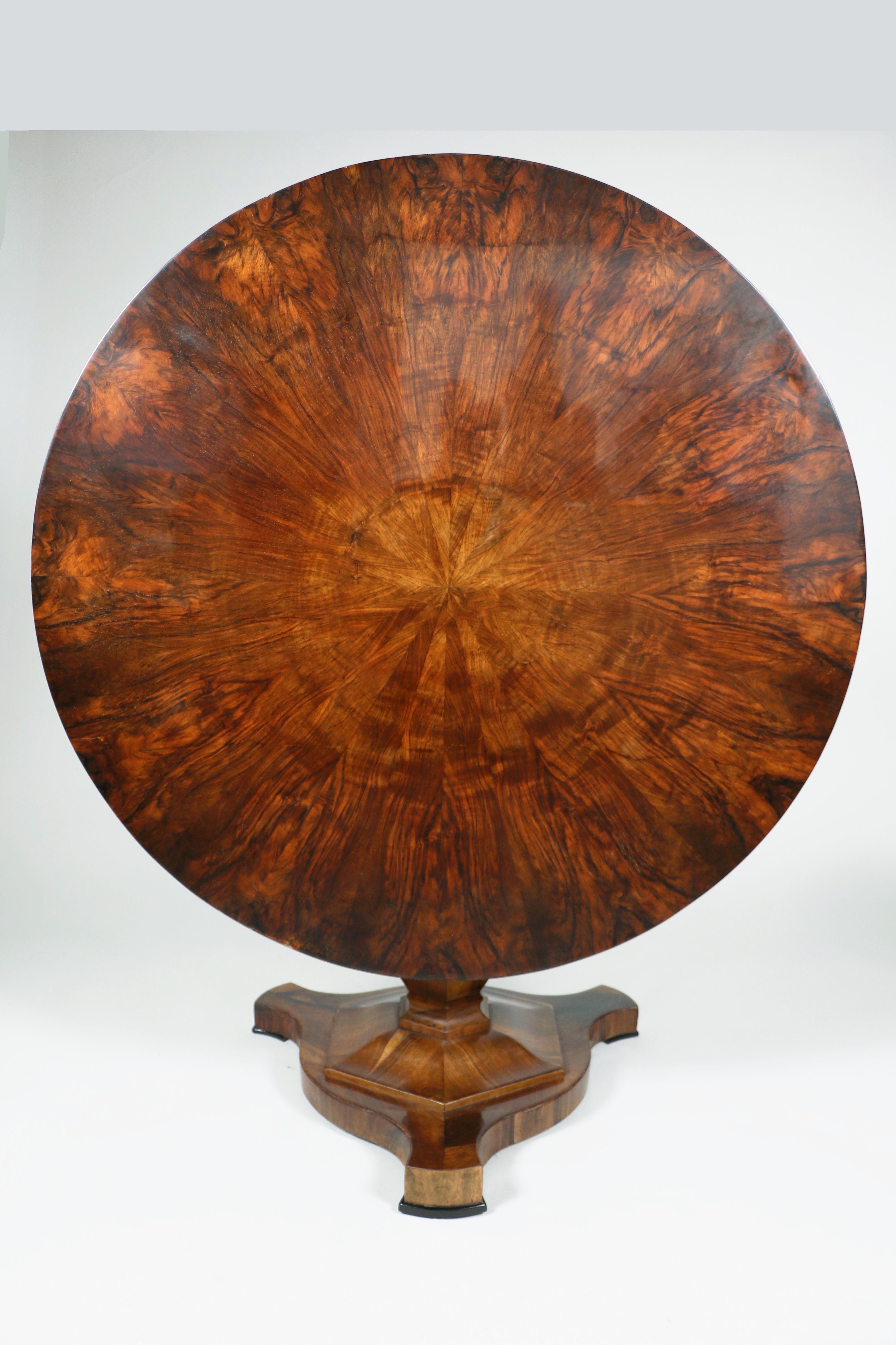 Gran mesa central Biedermeier de nogal del siglo XIX. Viena, hacia 1825. Austríaco en venta