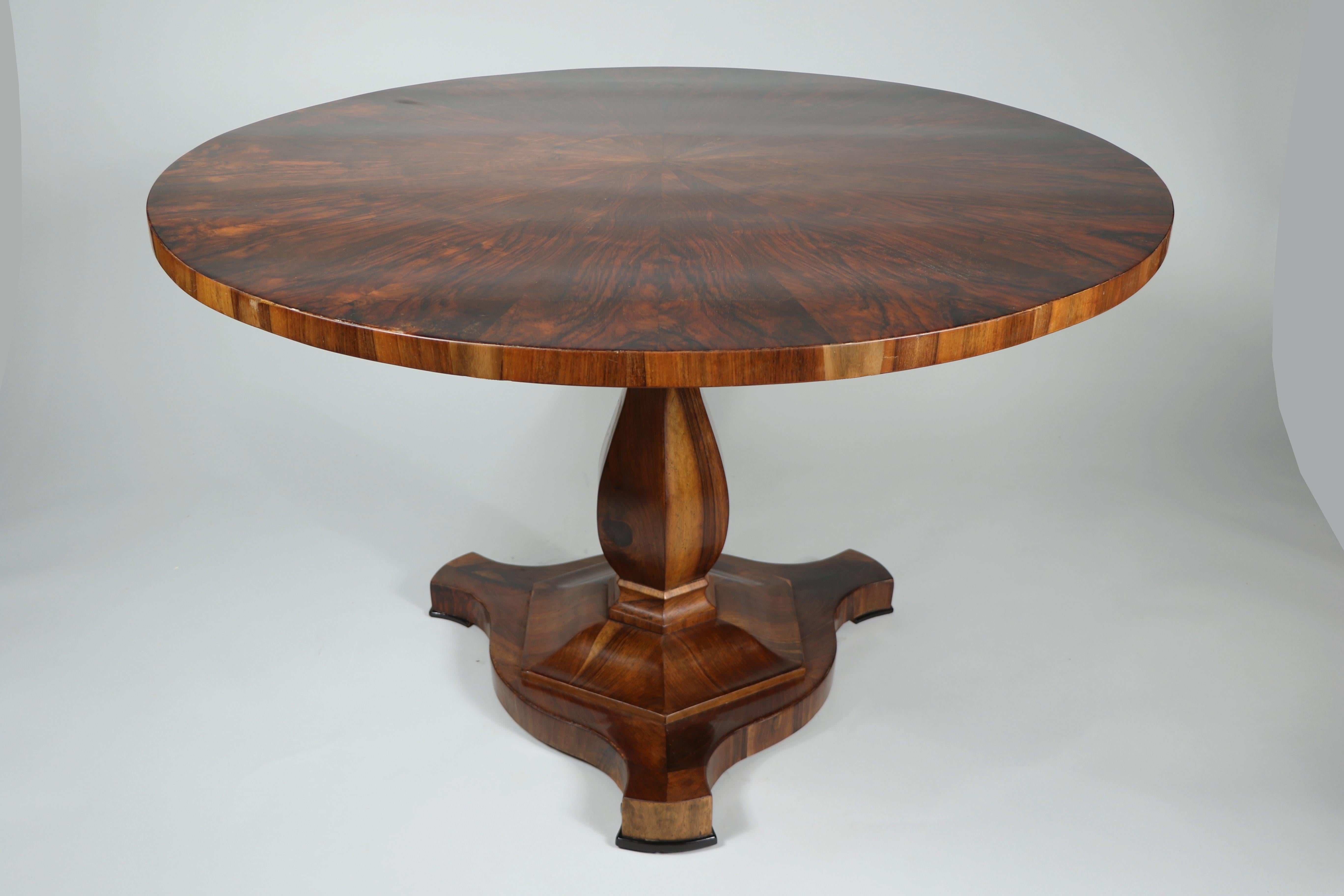 Ébénisé Grande table centrale en noyer Biedermeier du 19e siècle. Vienne, vers 1825. en vente
