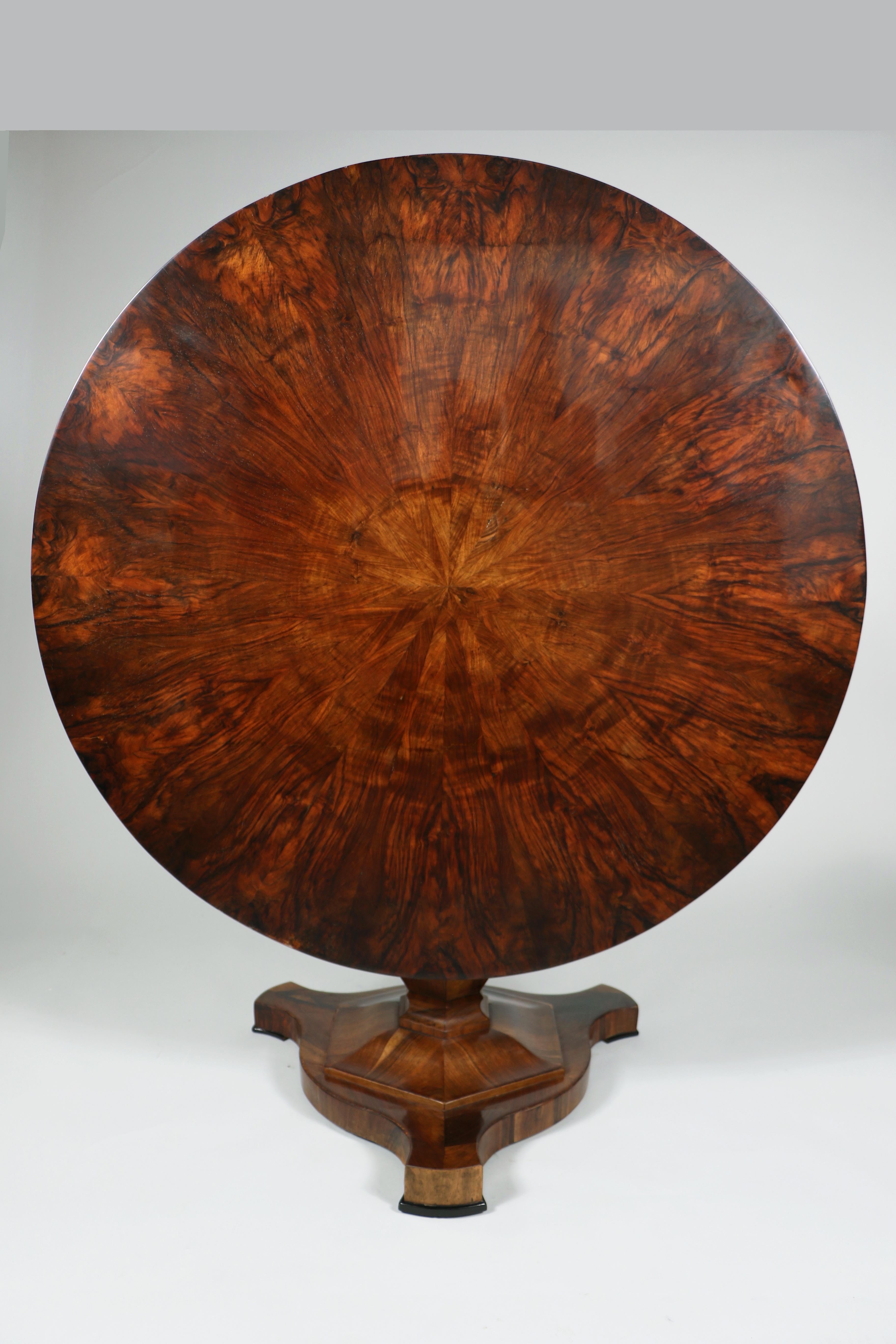 Grande table centrale en noyer Biedermeier du 19e siècle. Vienne, vers 1825. Bon état - En vente à Vienna, AT