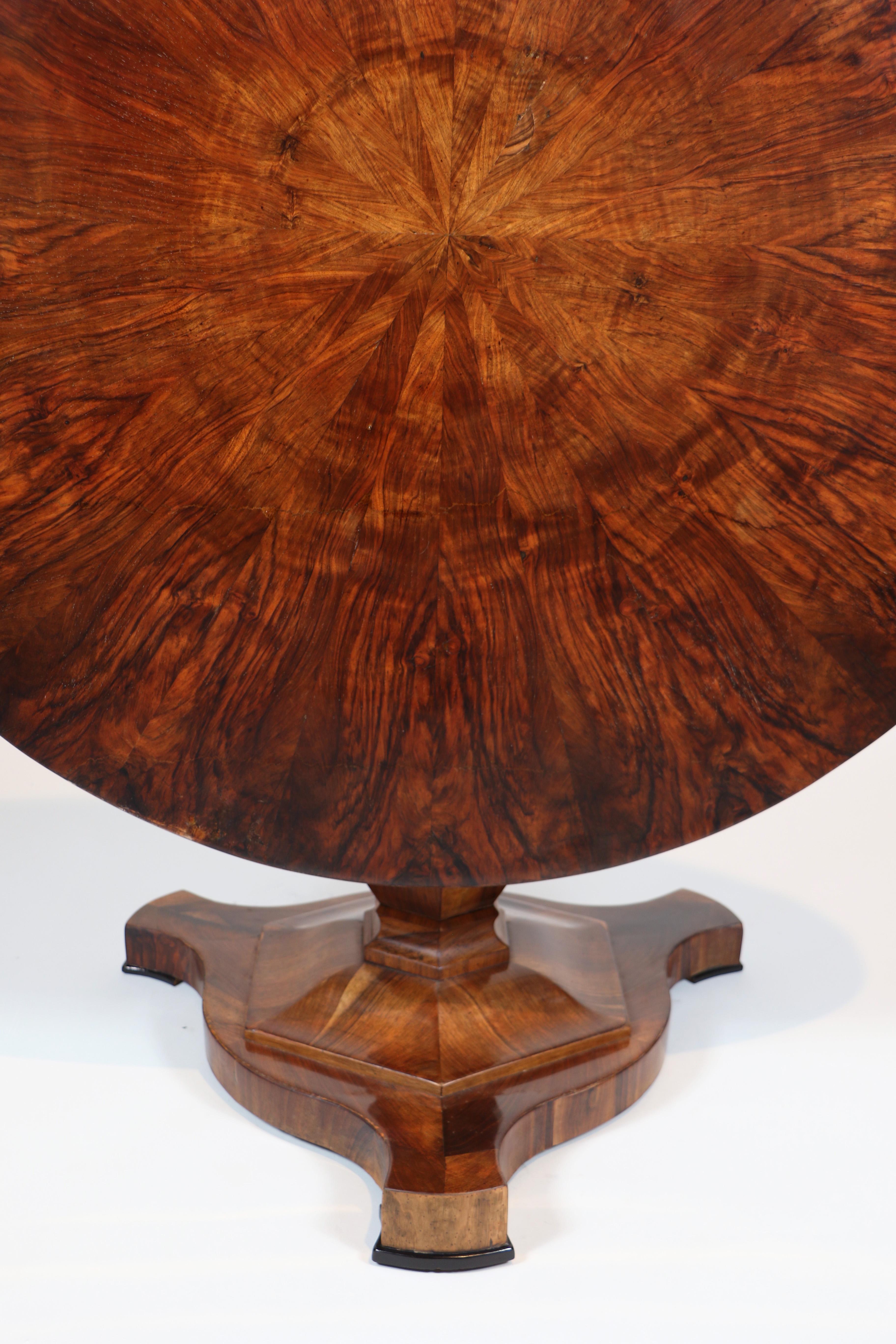 XIXe siècle Grande table centrale en noyer Biedermeier du 19e siècle. Vienne, vers 1825. en vente