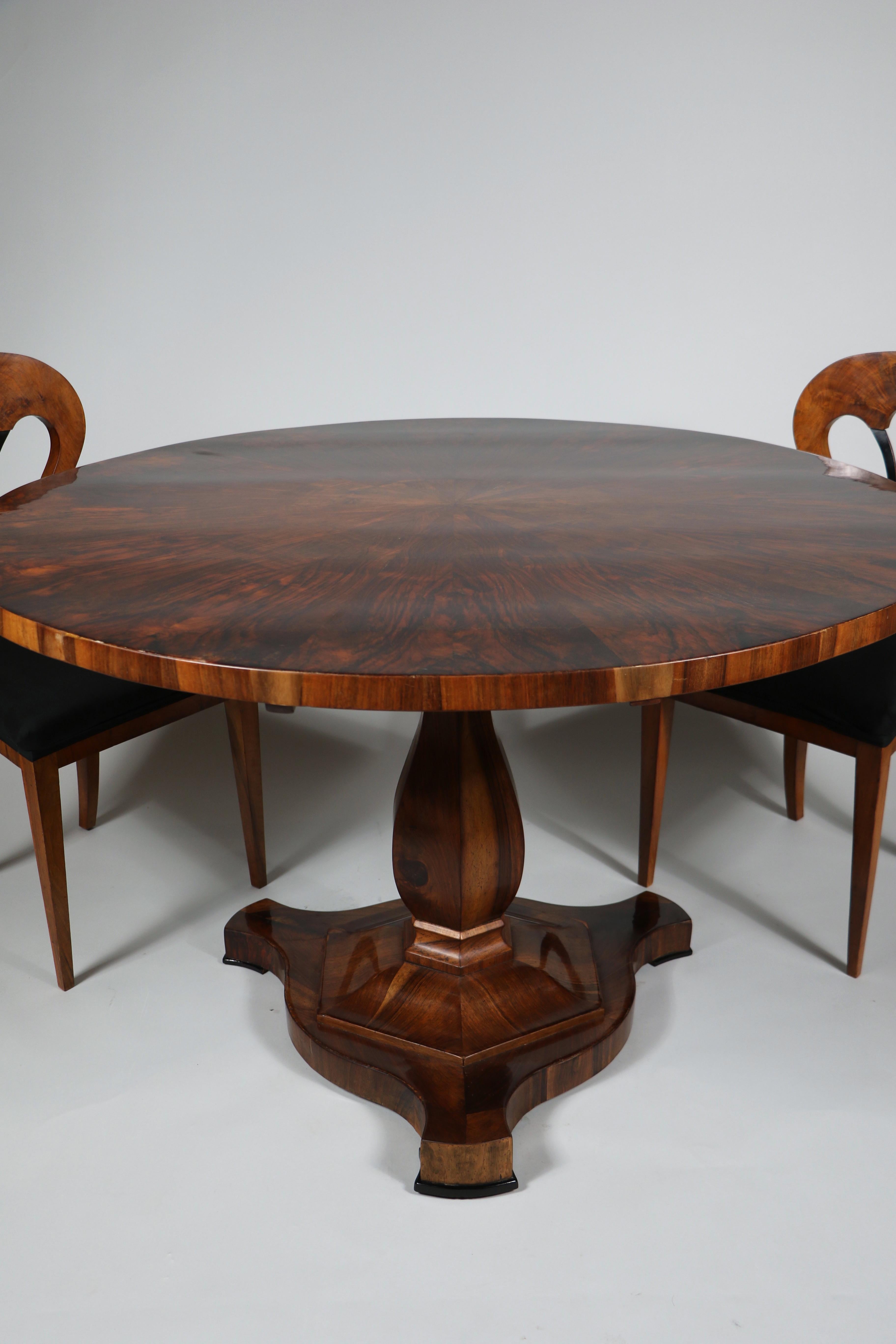 Noyer Grande table centrale en noyer Biedermeier du 19e siècle. Vienne, vers 1825. en vente