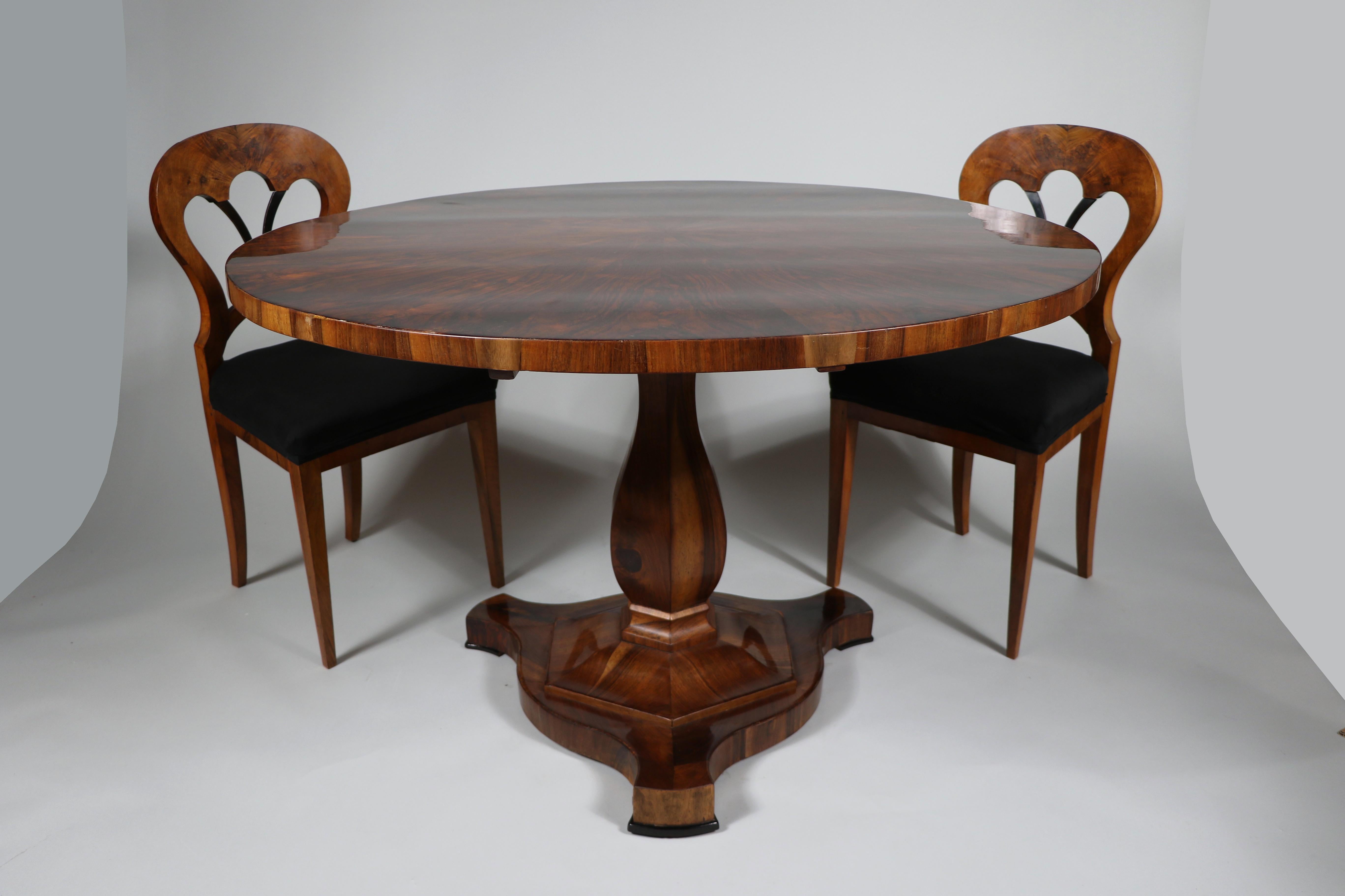 Grande table centrale en noyer Biedermeier du 19e siècle. Vienne, vers 1825. en vente 1