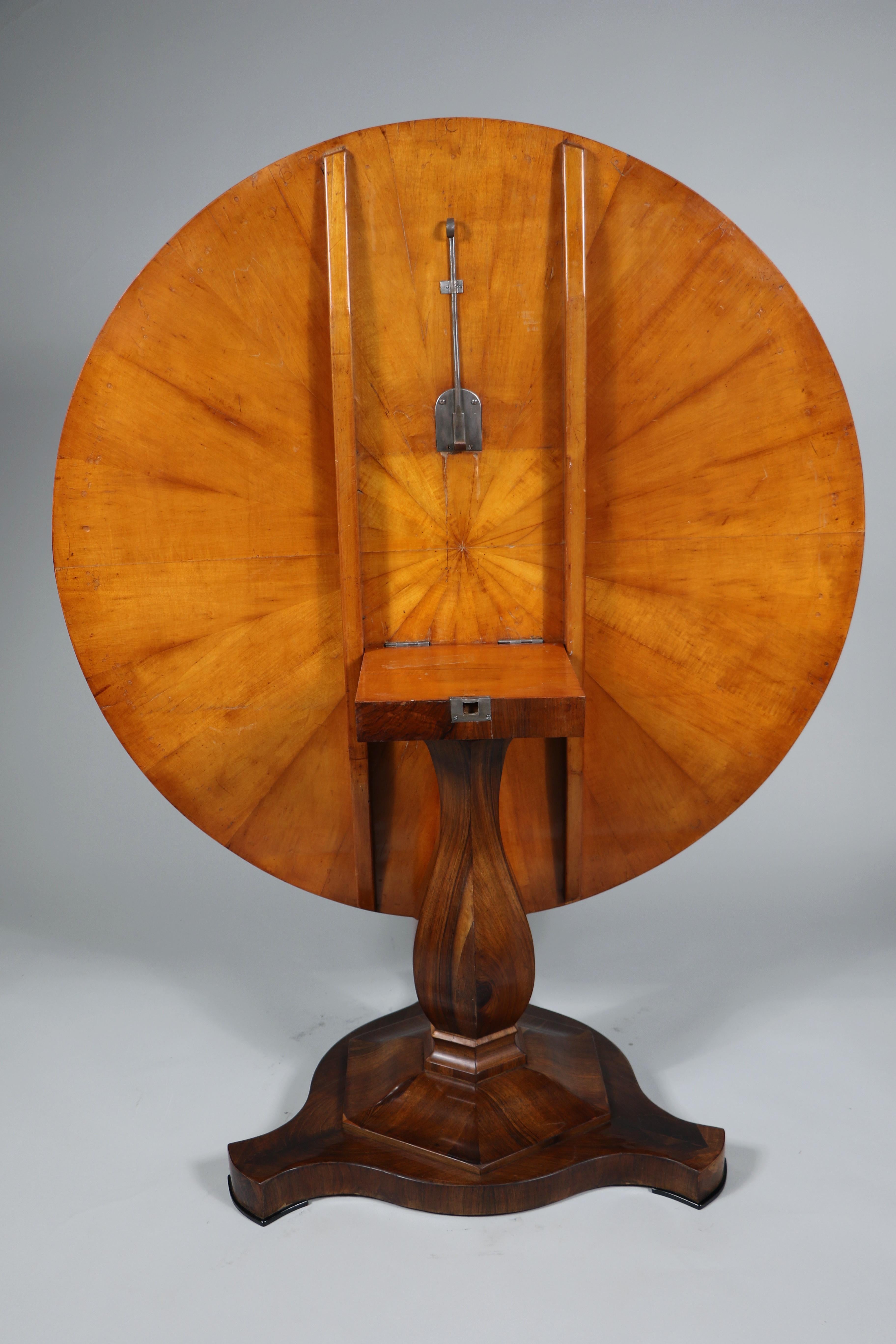 Grande table centrale en noyer Biedermeier du 19e siècle. Vienne, vers 1825. en vente 2