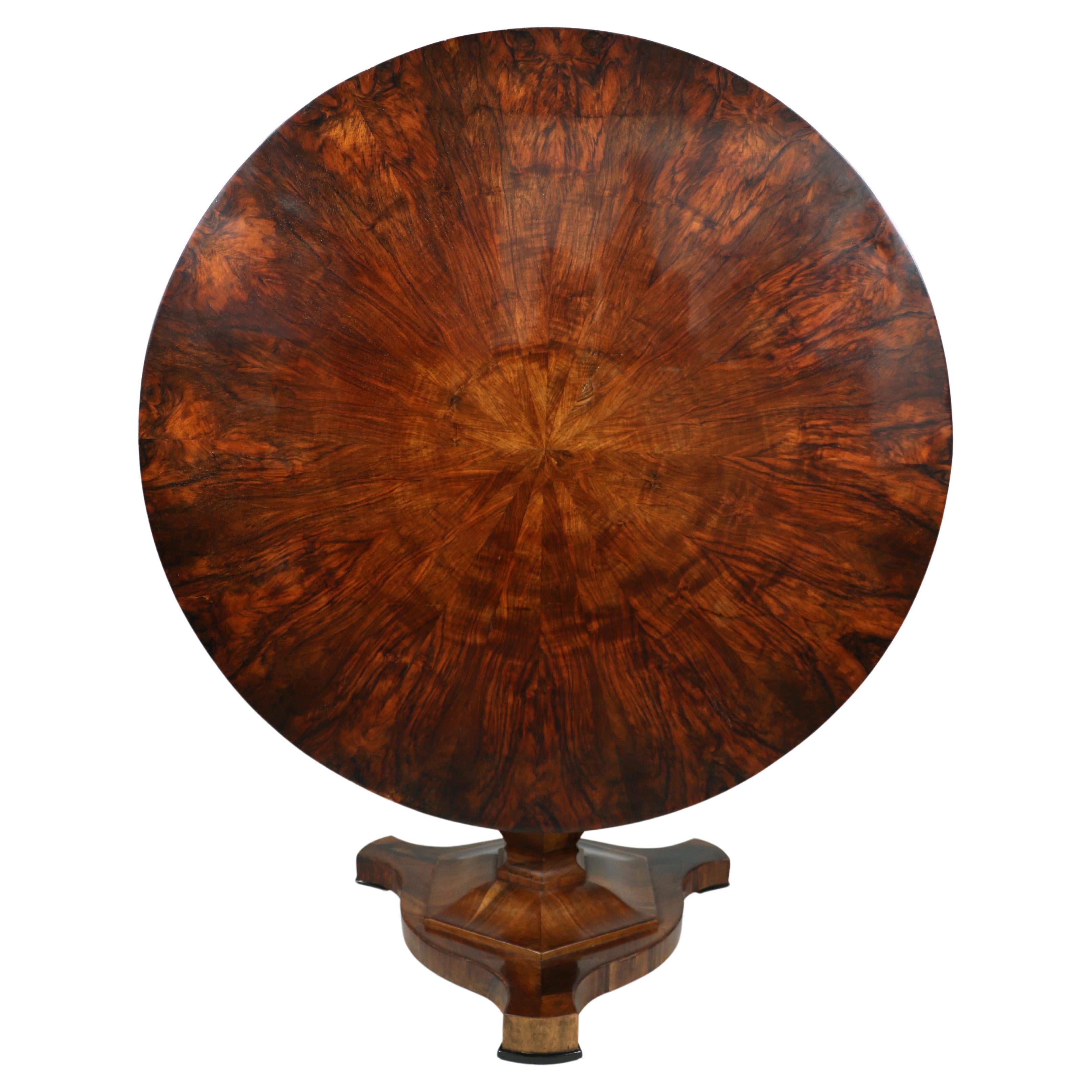 Hallo,
Dieser schöne und sehr große Biedermeier-Tisch aus Nussbaumholz wurde um 1825 in Wien hergestellt.

Die Stücke des Wiener Biedermeier zeichnen sich durch ihre raffinierten Proportionen, ihr seltenes und raffiniertes Design und ihre exzellente