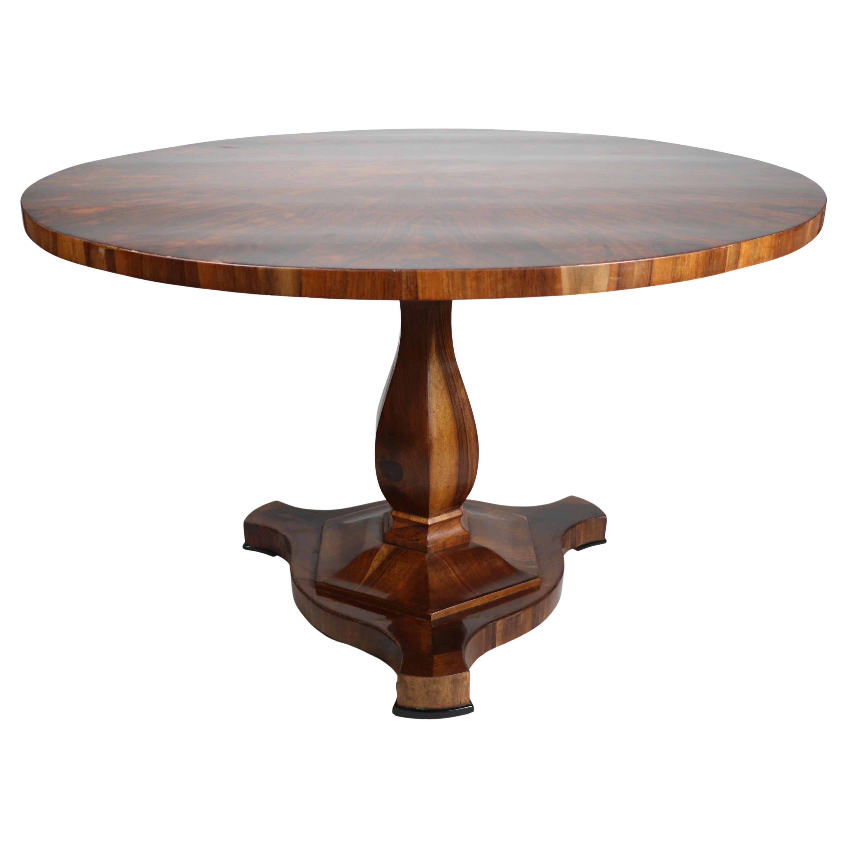 Grande table centrale en noyer Biedermeier du 19e siècle. Vienne, vers 1825.