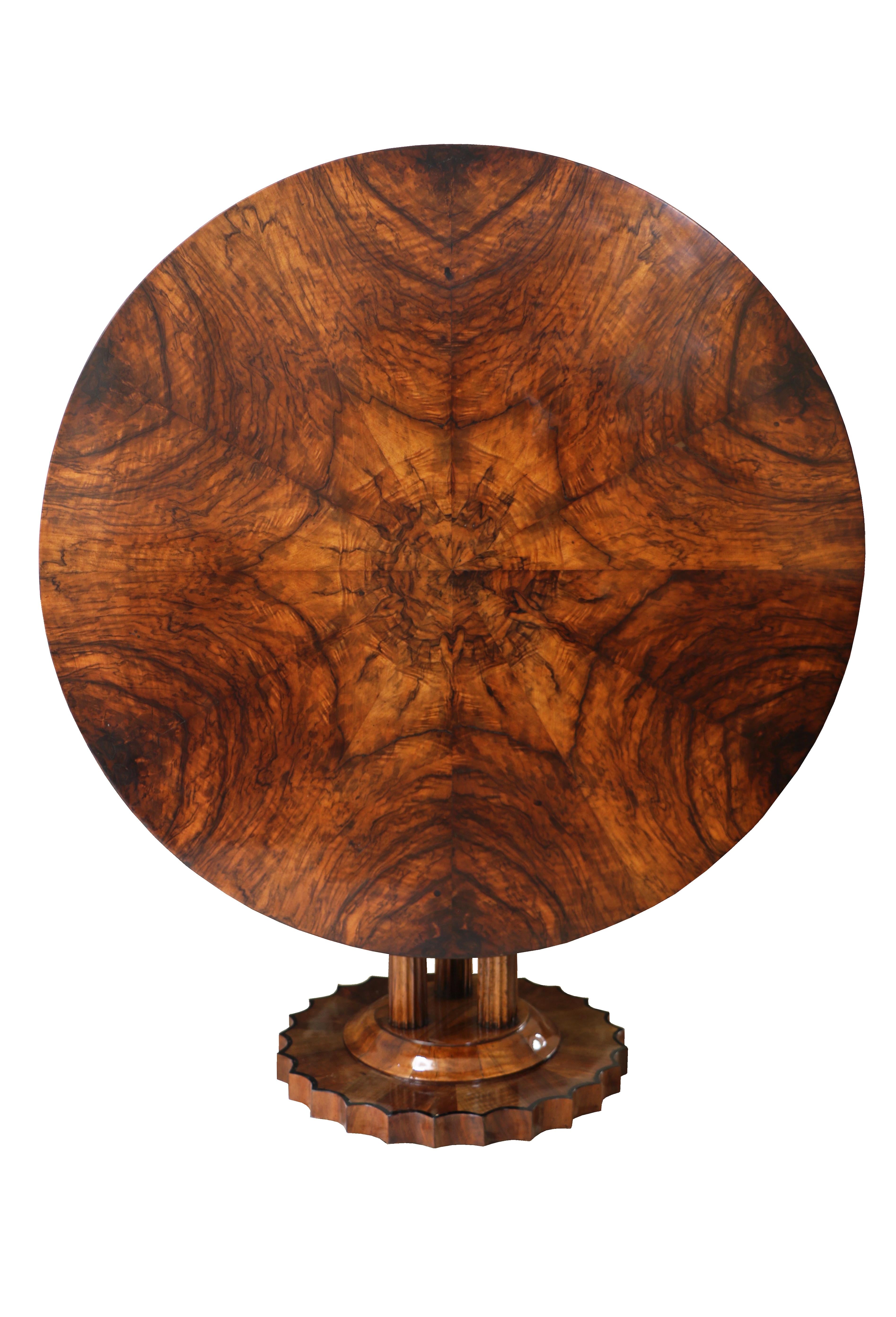 Hallo,

Dieser außergewöhnliche, große Biedermeier-Tisch aus Nussbaumholz wurde um 1825 in Wien hergestellt.

Die Stücke des Wiener Biedermeier zeichnen sich durch ihre raffinierten Proportionen, ihr seltenes und raffiniertes Design und ihre