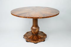 Grande tavolo in noce Biedermeier del XIX secolo. Vienna, 1825 circa.