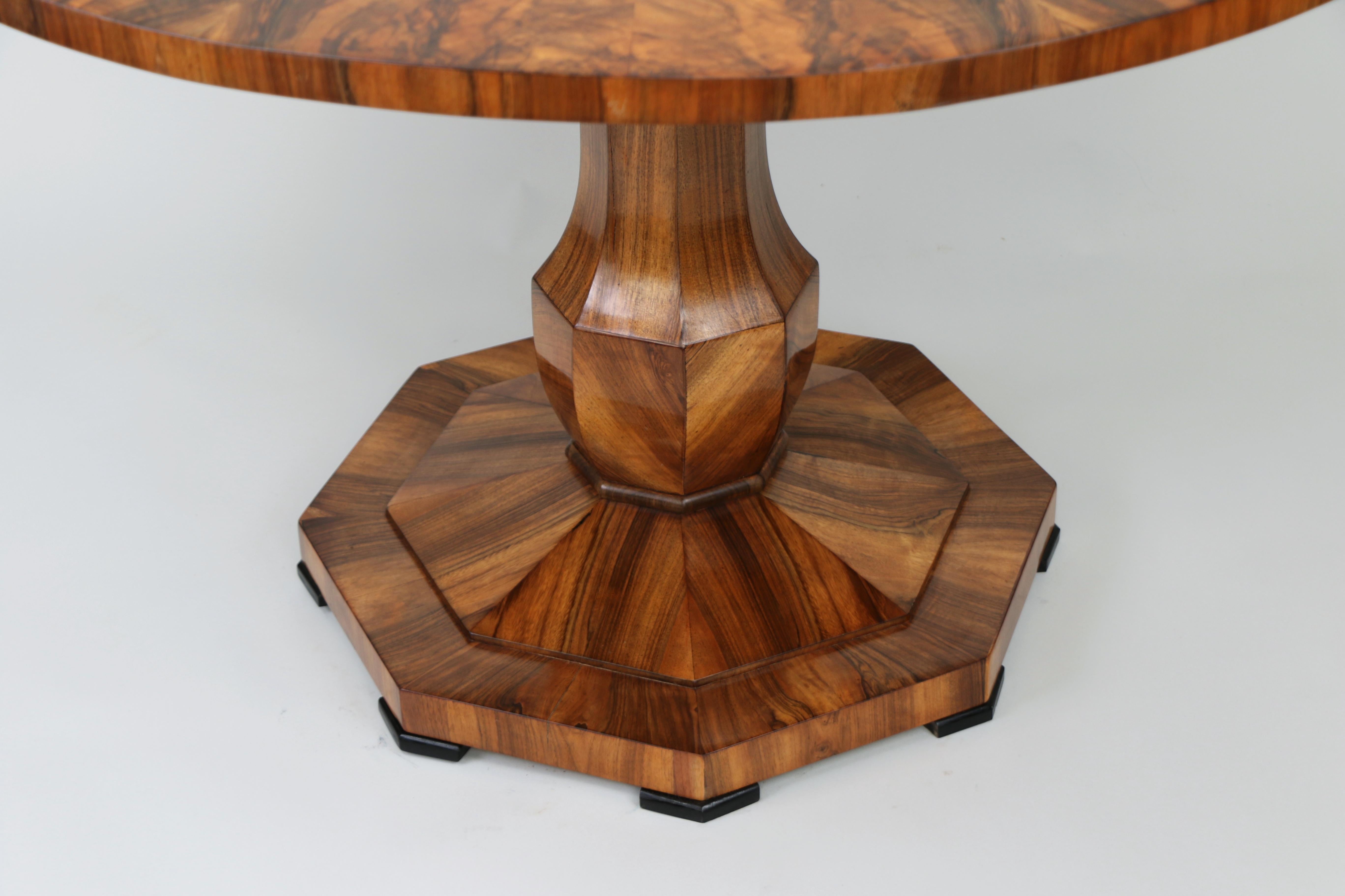 19th Century Large Biedermeier Walnut Table. Vienna, c. 1825. For Sale 1