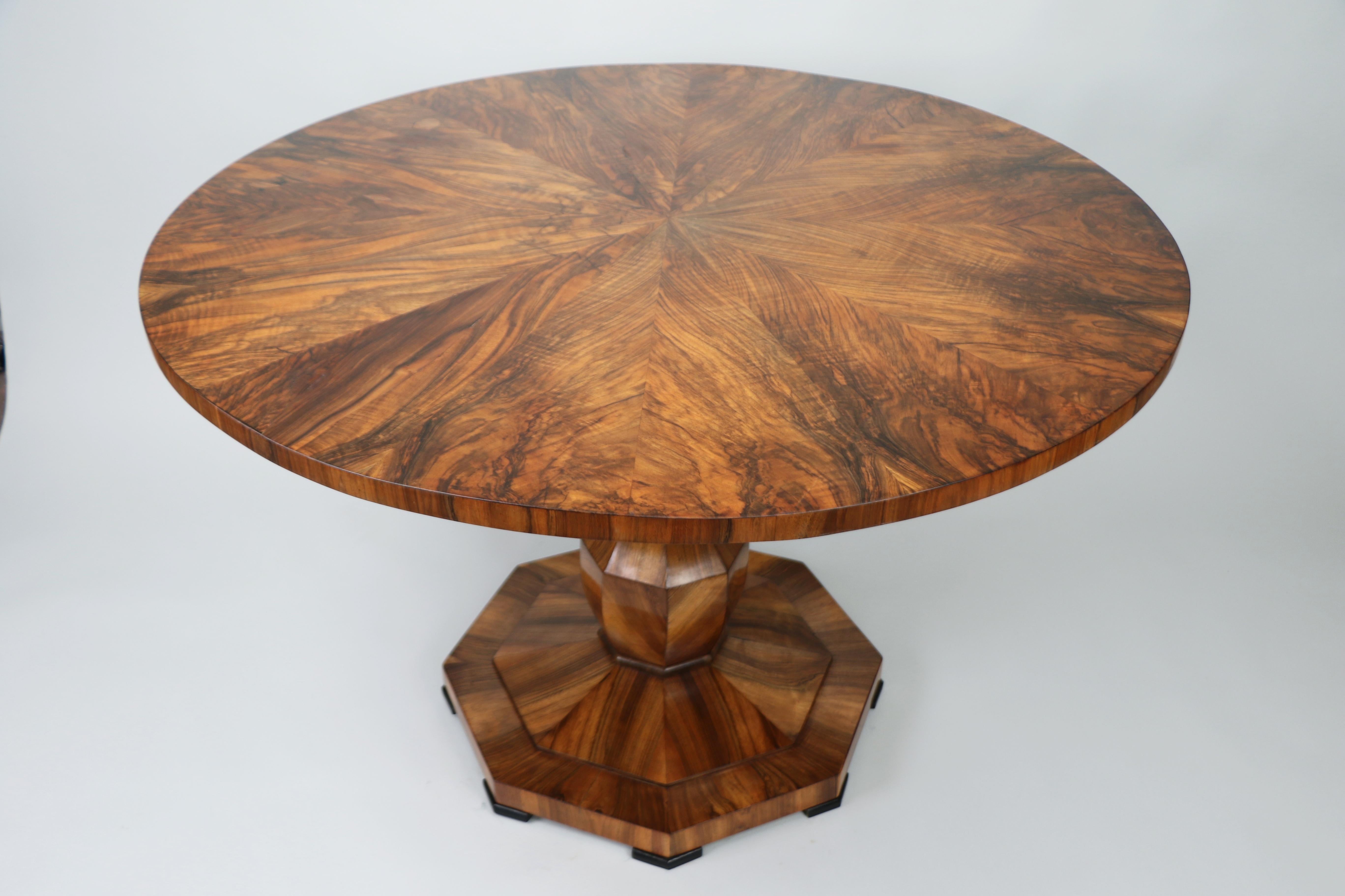 19th Century Large Biedermeier Walnut Table. Vienna, c. 1825. For Sale 2