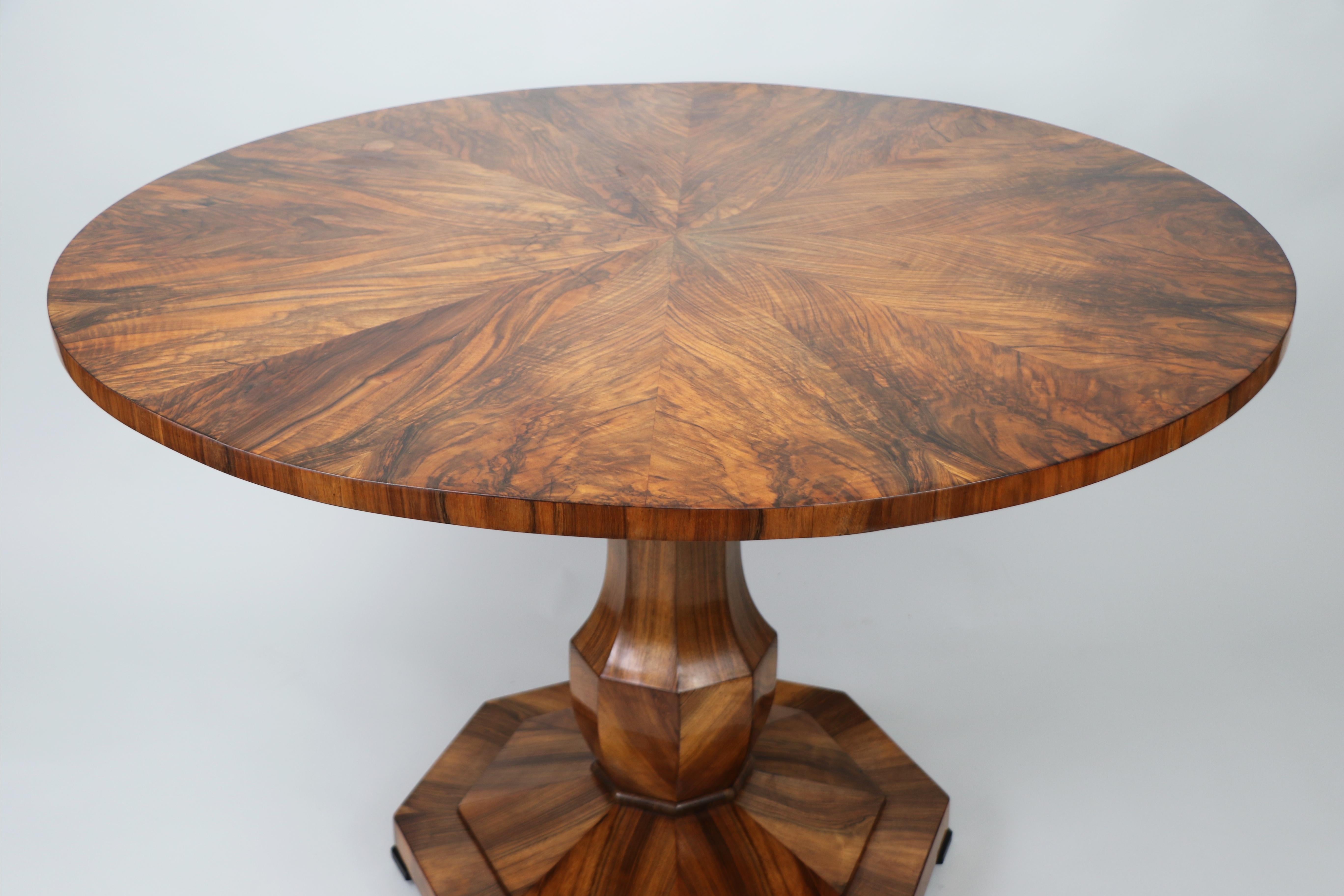 19th Century Large Biedermeier Walnut Table. Vienna, c. 1825. For Sale 3