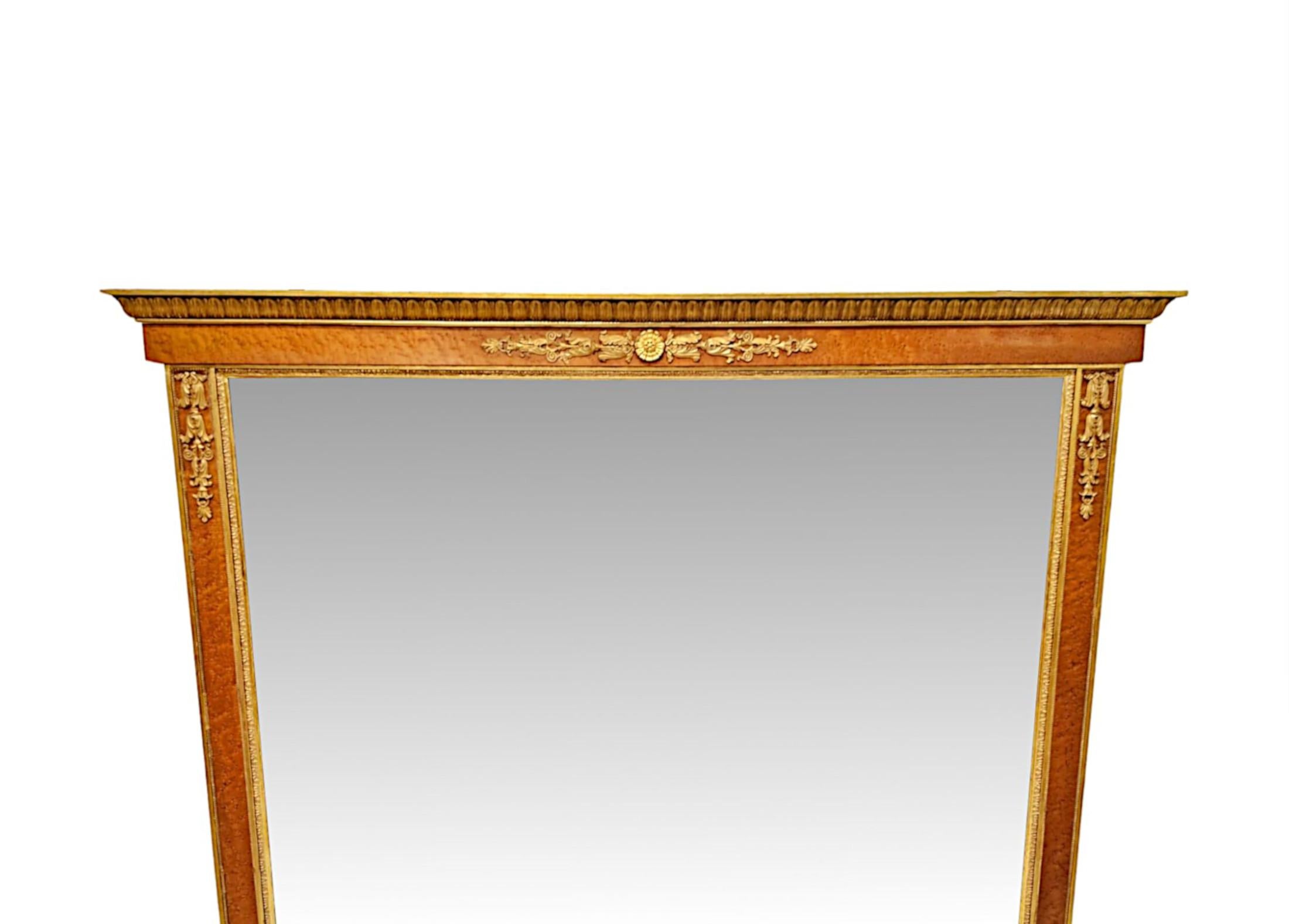 Rarissima specchiera del XIX secolo in legno d'acero e dorato, riccamente patinata, di grandi proporzioni e di qualità eccezionale.  La splendida cornice in legno dorato intagliato a mano, modellata e scanalata, con pannelli in acero palmato ben