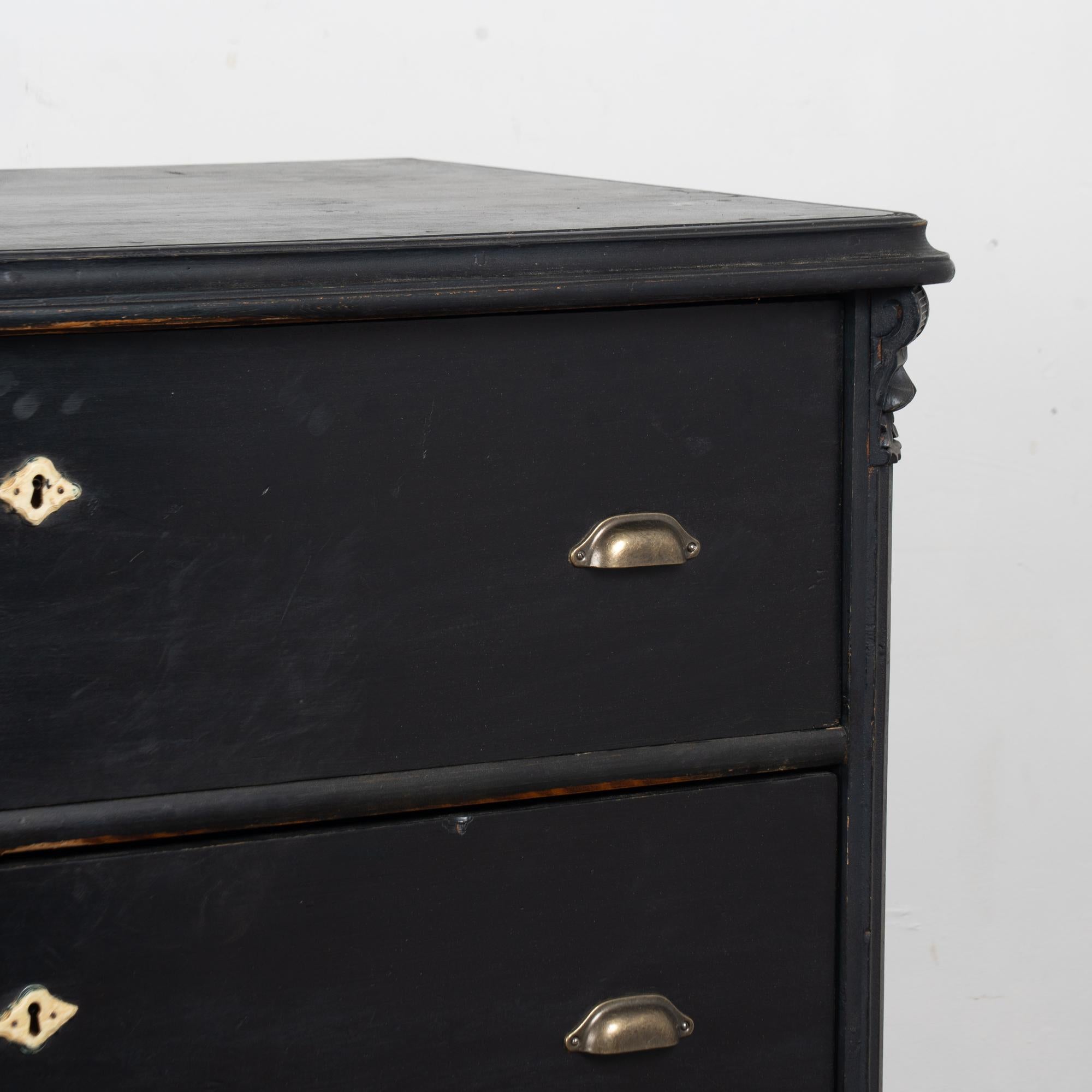 Gran cómoda de tres cajones de pino negro del siglo XIX, Hungría en venta 4