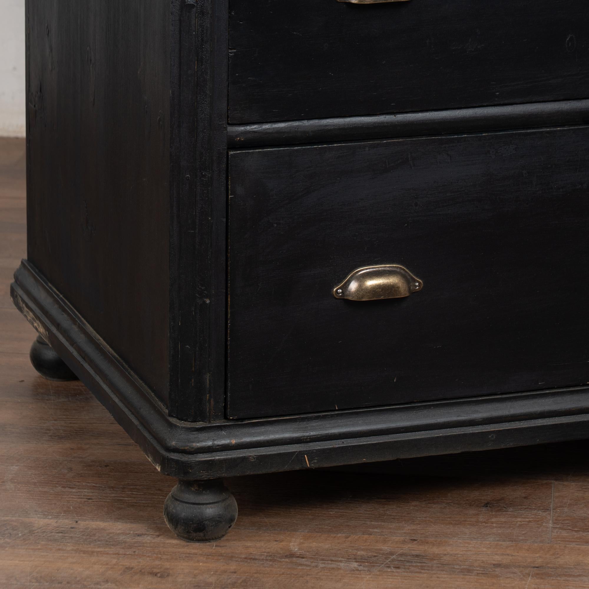 Gran cómoda de tres cajones de pino negro del siglo XIX, Hungría en venta 5