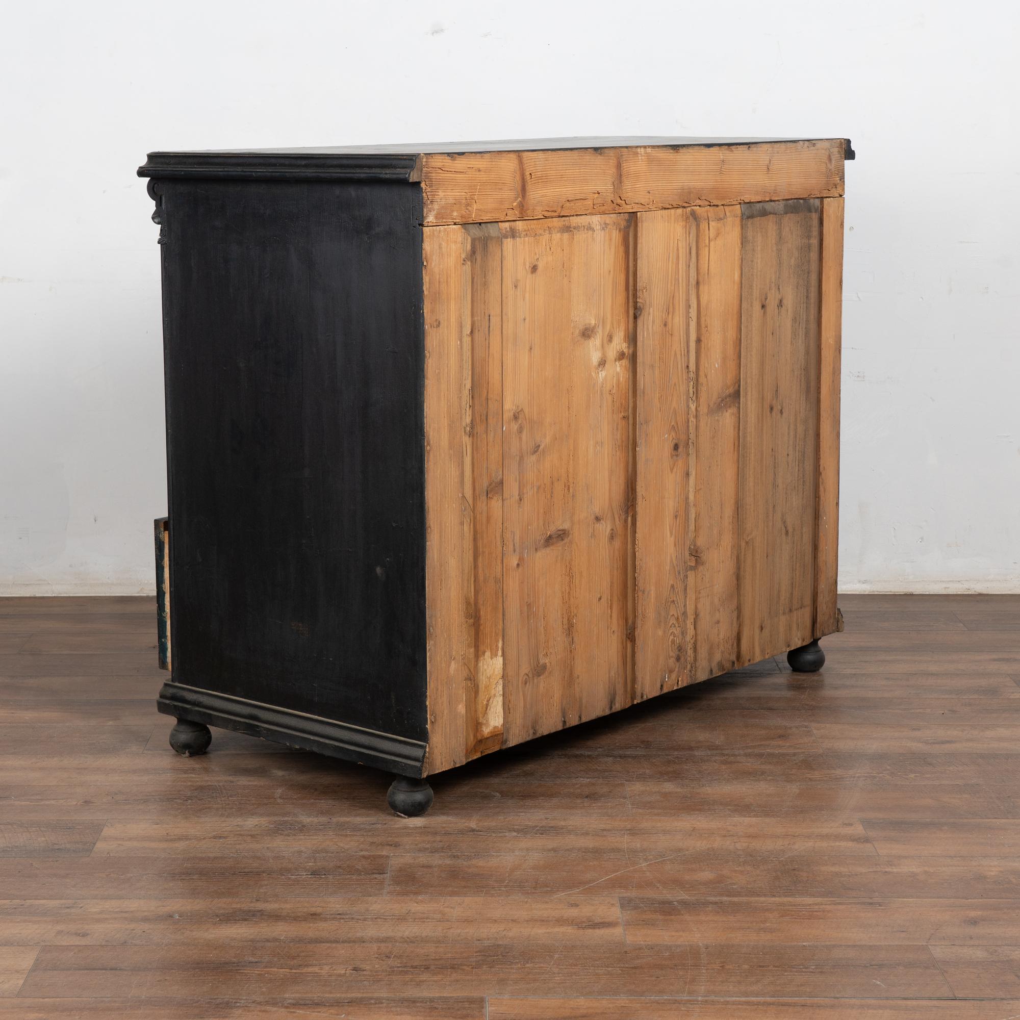 Gran cómoda de tres cajones de pino negro del siglo XIX, Hungría en venta 7