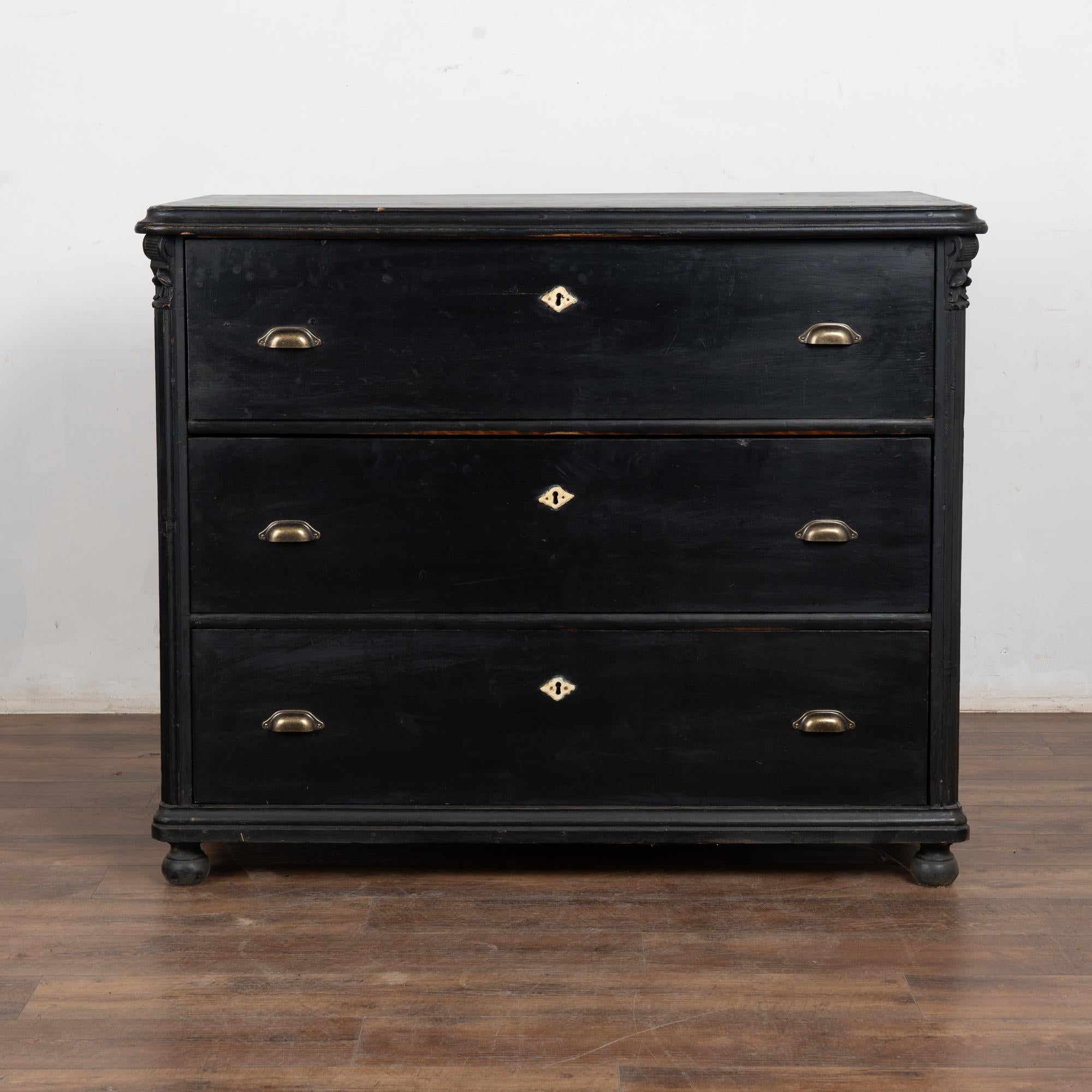 Gran cómoda de tres cajones de pino negro del siglo XIX, Hungría Húngaro en venta