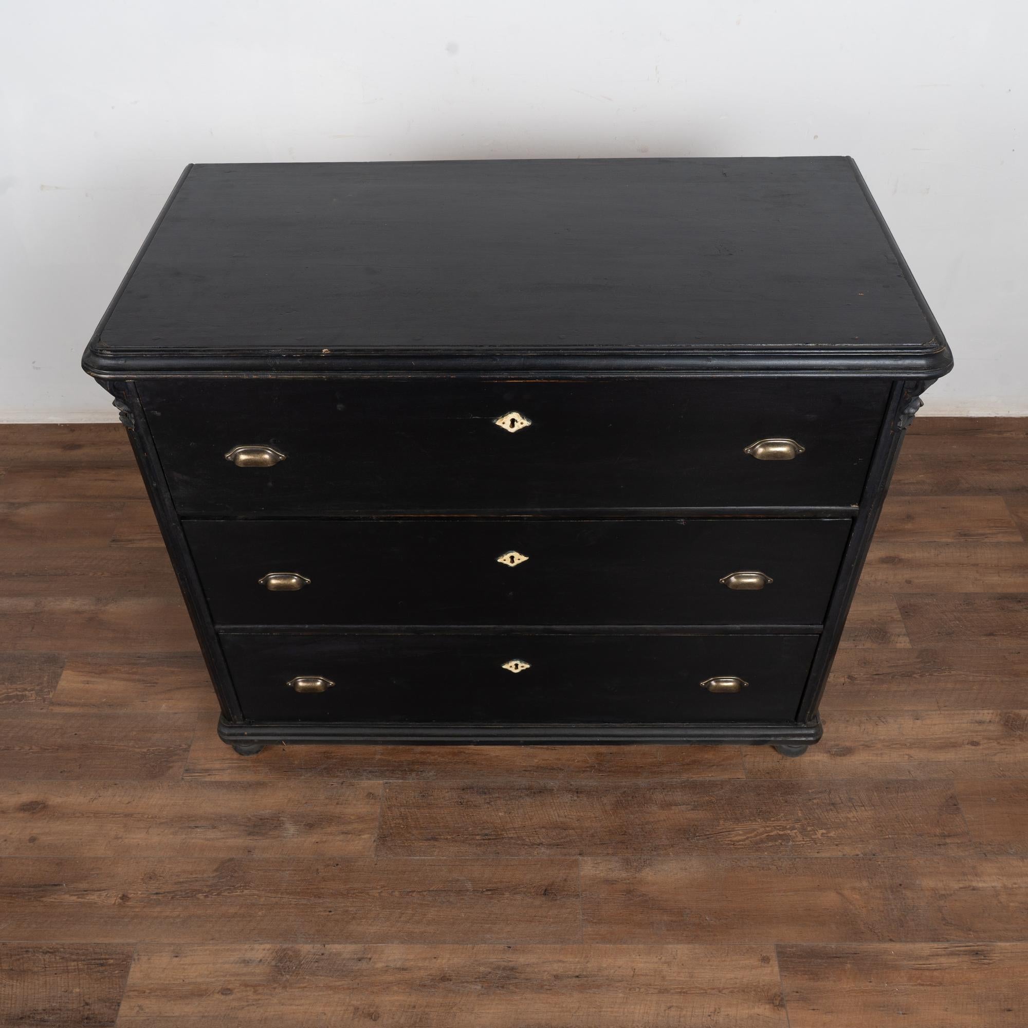 Gran cómoda de tres cajones de pino negro del siglo XIX, Hungría en Bueno estado para la venta en Round Top, TX