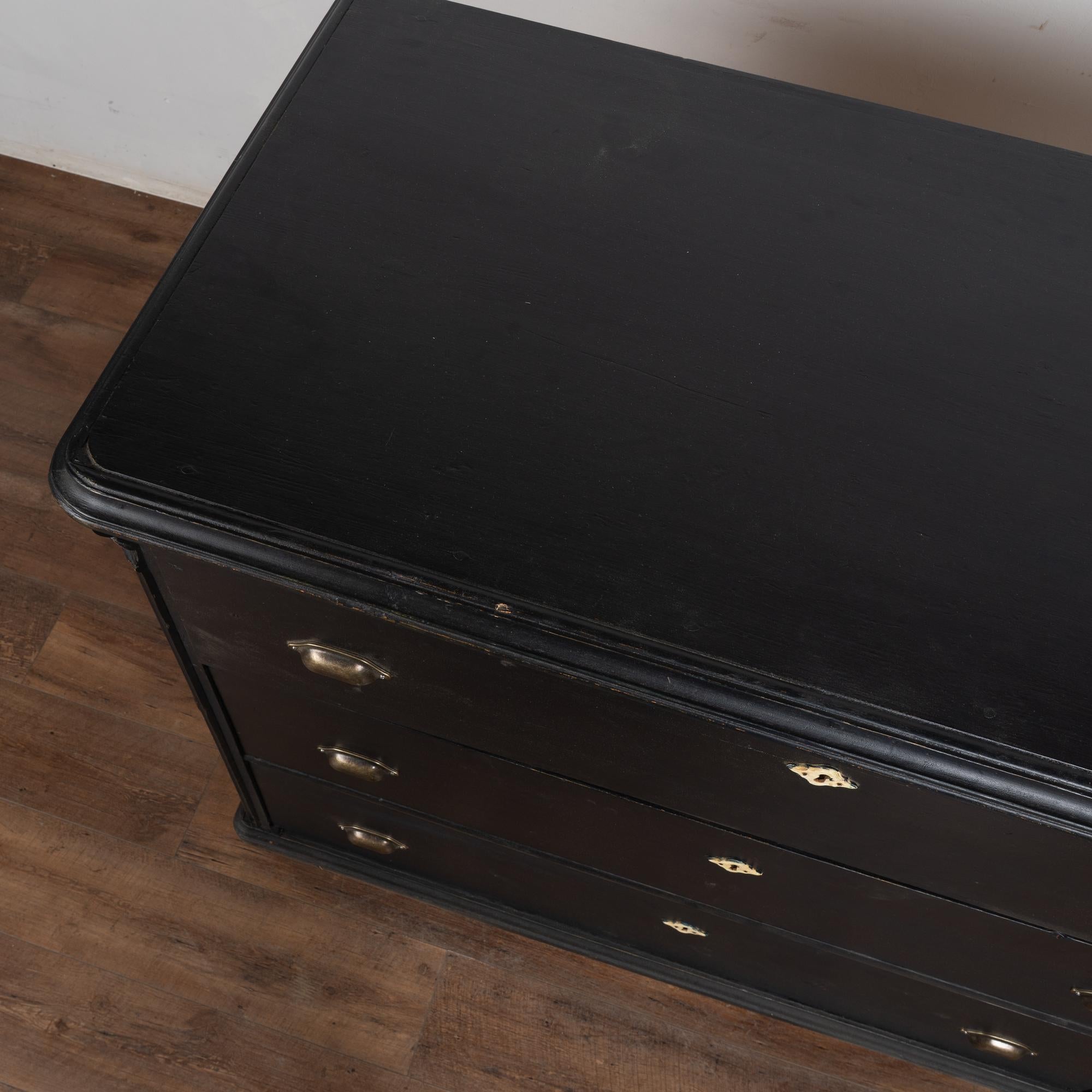 Gran cómoda de tres cajones de pino negro del siglo XIX, Hungría Pino en venta