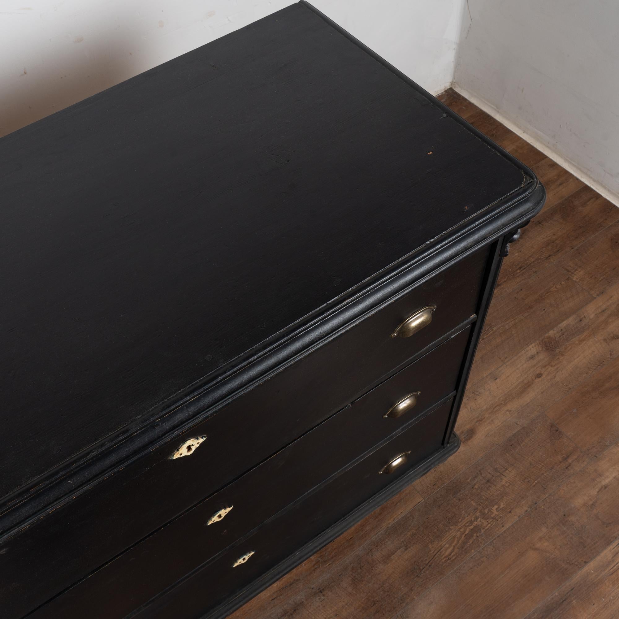 Gran cómoda de tres cajones de pino negro del siglo XIX, Hungría en venta 1