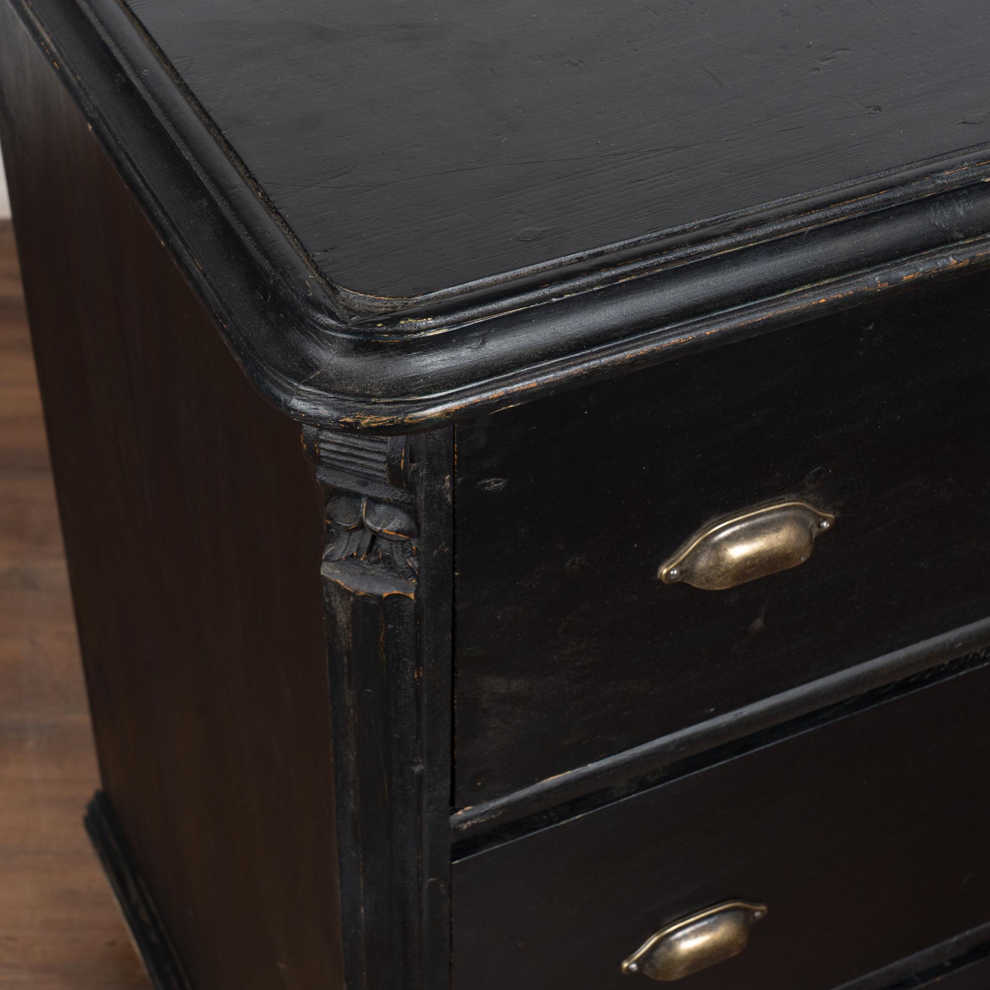 Gran cómoda de tres cajones de pino negro del siglo XIX, Hungría en venta 2