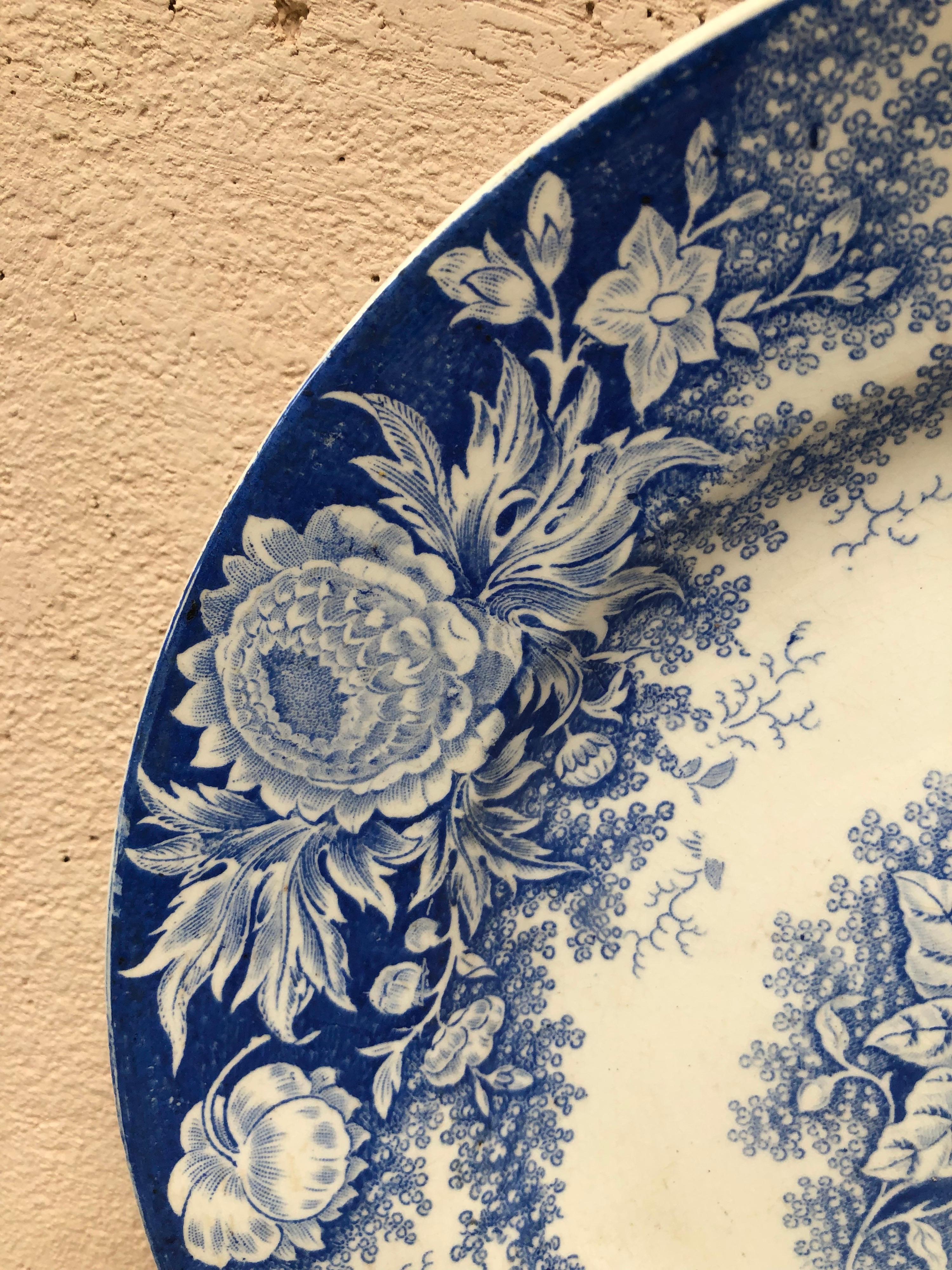 Francese Grande piatto da portata blu e bianco del XIX secolo Jardiniere Sarreguemines in vendita