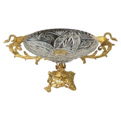 Grande ciotola del XIX secolo in cristallo tagliato e bronzo dorato con ornamenti a cigno