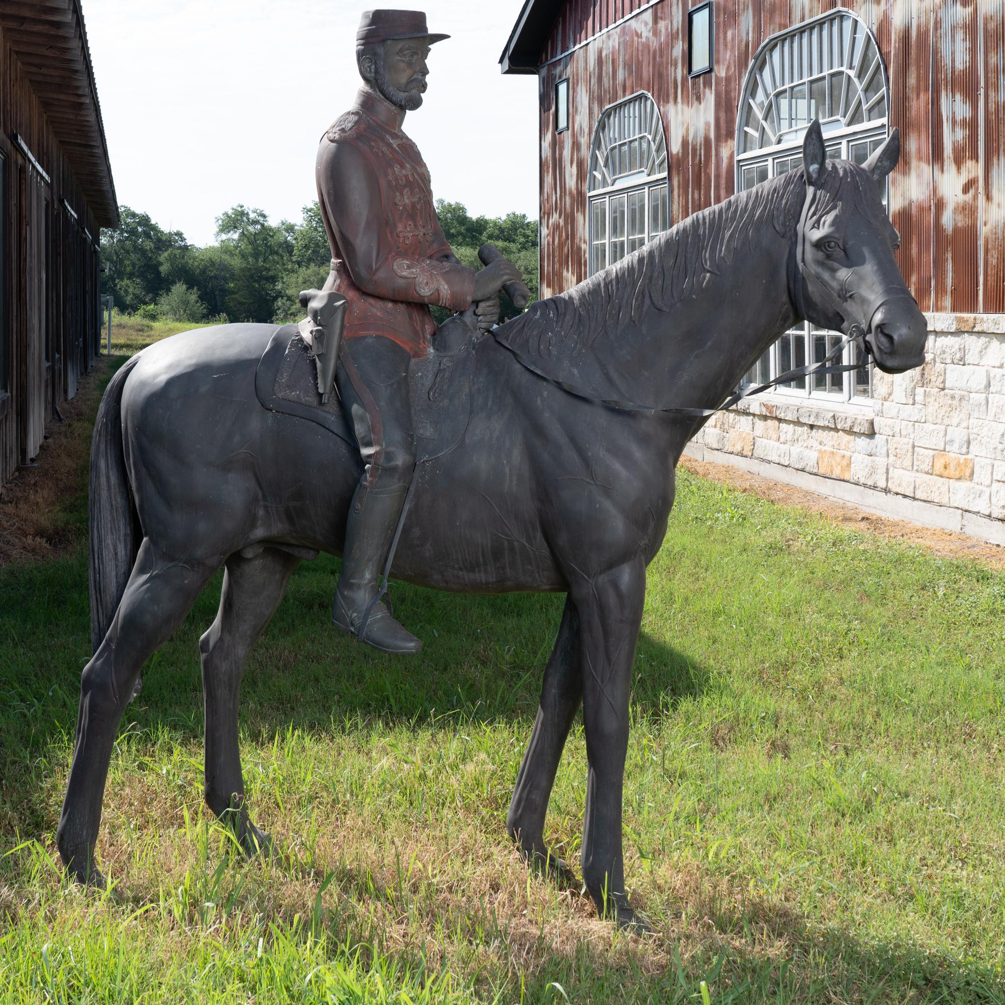 Bemerkenswerte große Bronzeskulptur eines reitenden Soldaten mit Säbel. 
Beachten Sie den Maßstab dieser Skulptur von ca. 8' hoch x 8' breit. 
Typische Abnutzungserscheinungen durch jahrelangen Aufenthalt im Freien.
Alle Kratzer, Dellen und die
