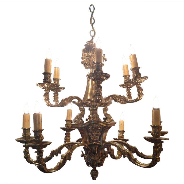 Grande lampadario a dodici luci a due piani in bronzo del XIX secolo