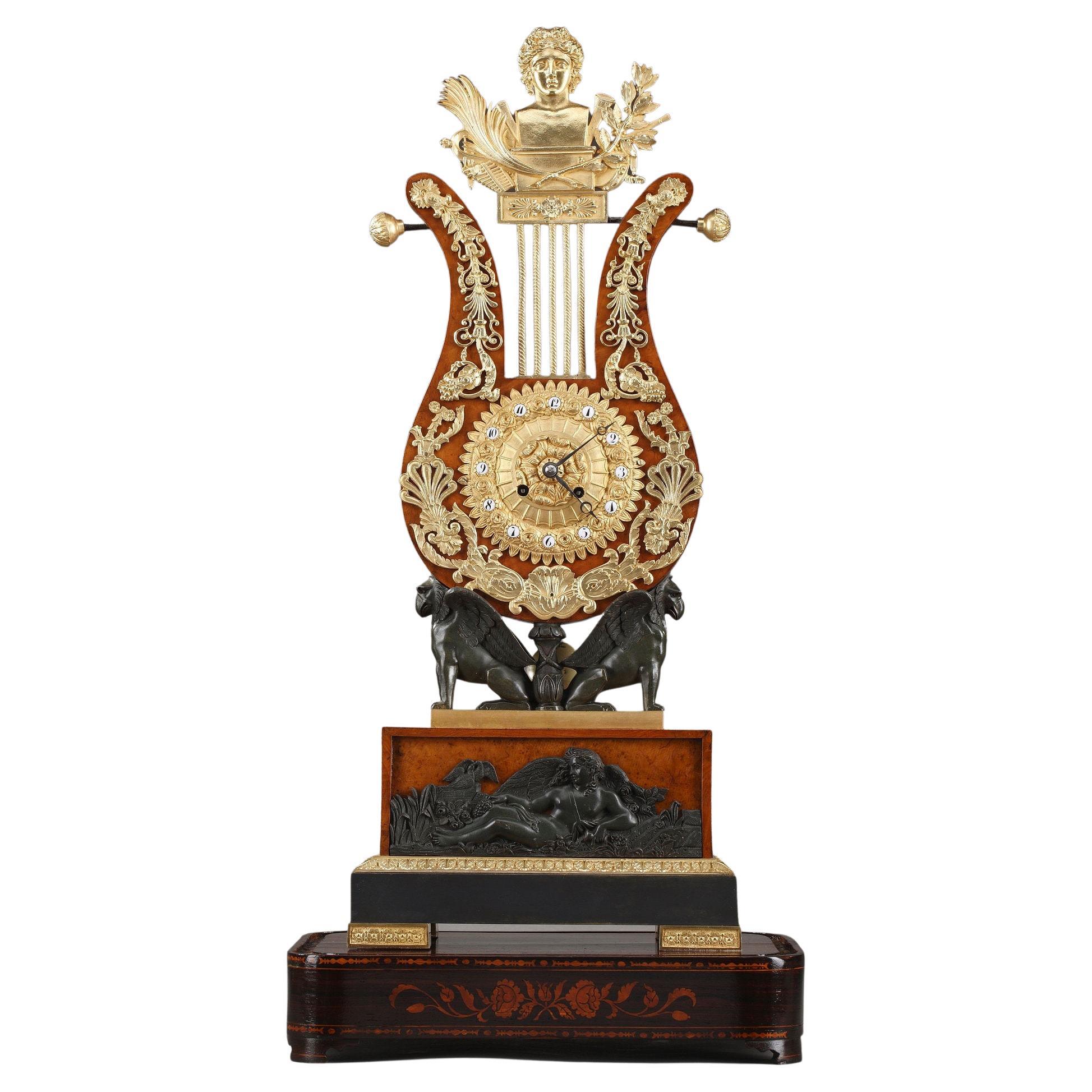 Grande horloge lyre en loupe d'orme et bronze doré du 19ème siècle