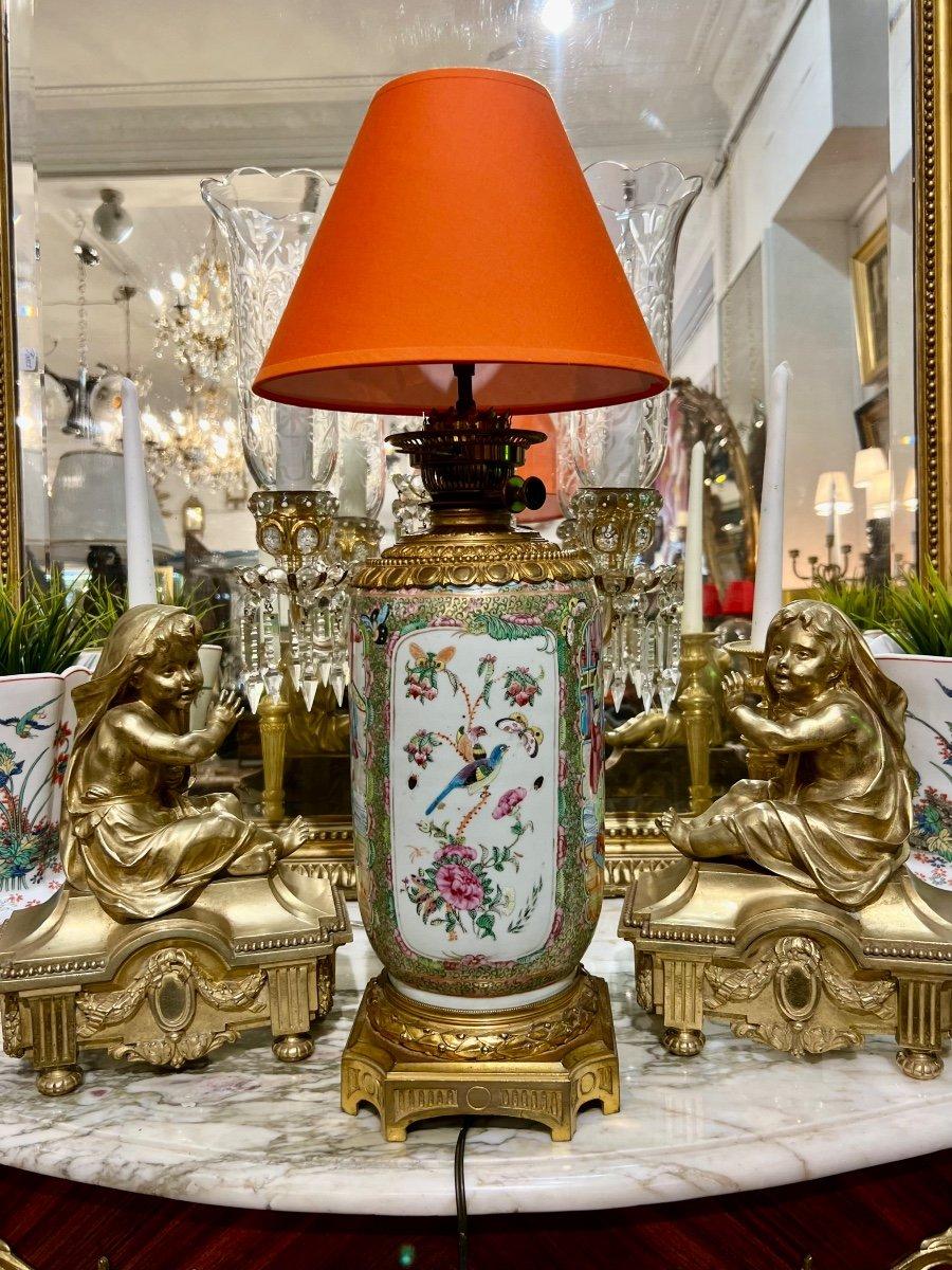 Exportation chinoise Grande lampe en porcelaine cantonaise du 19e siècle  en vente