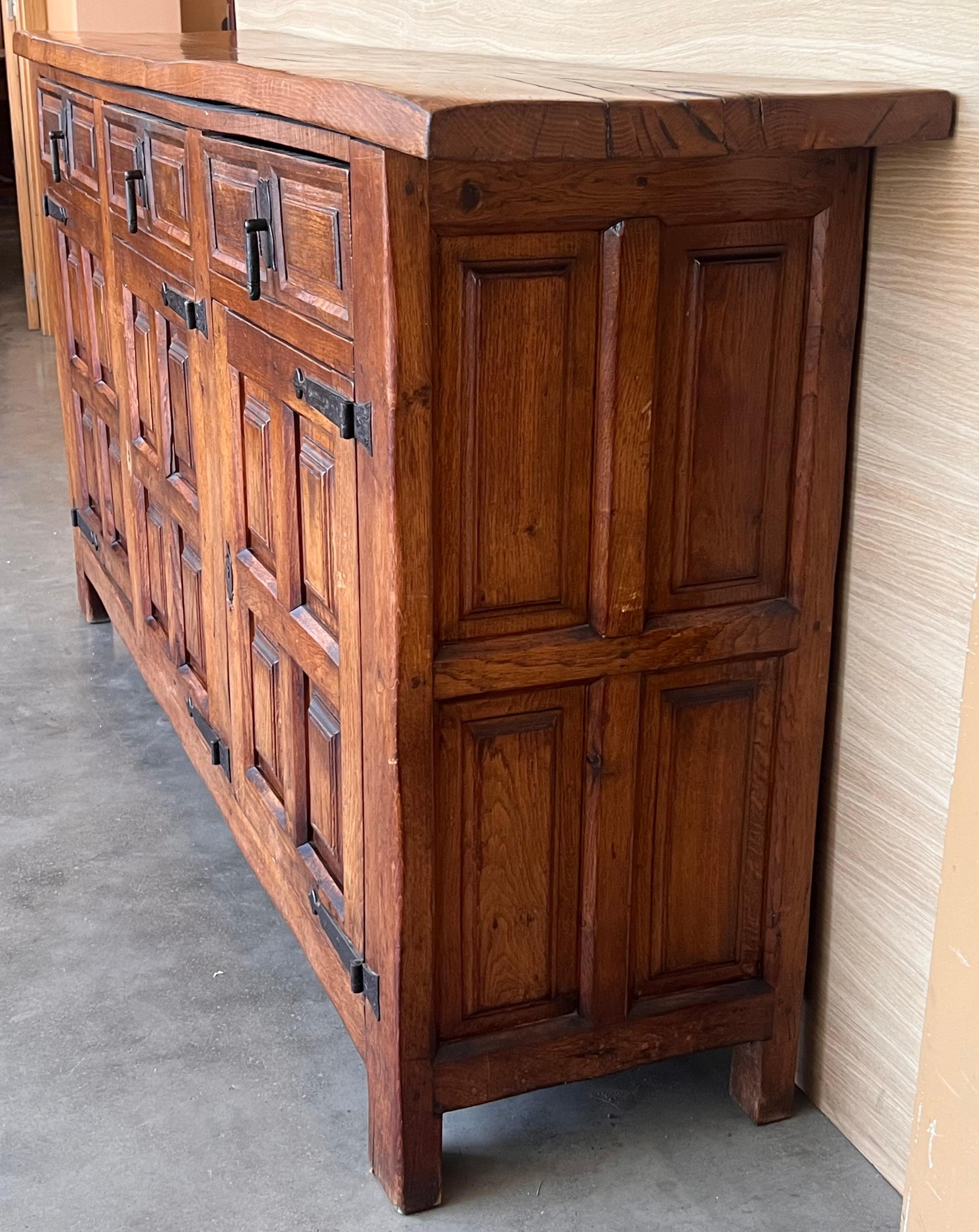 Siglo XIX Gran Credenza o Buffet Toscano Barroco Español Catalán de Roble Tallado en venta 5