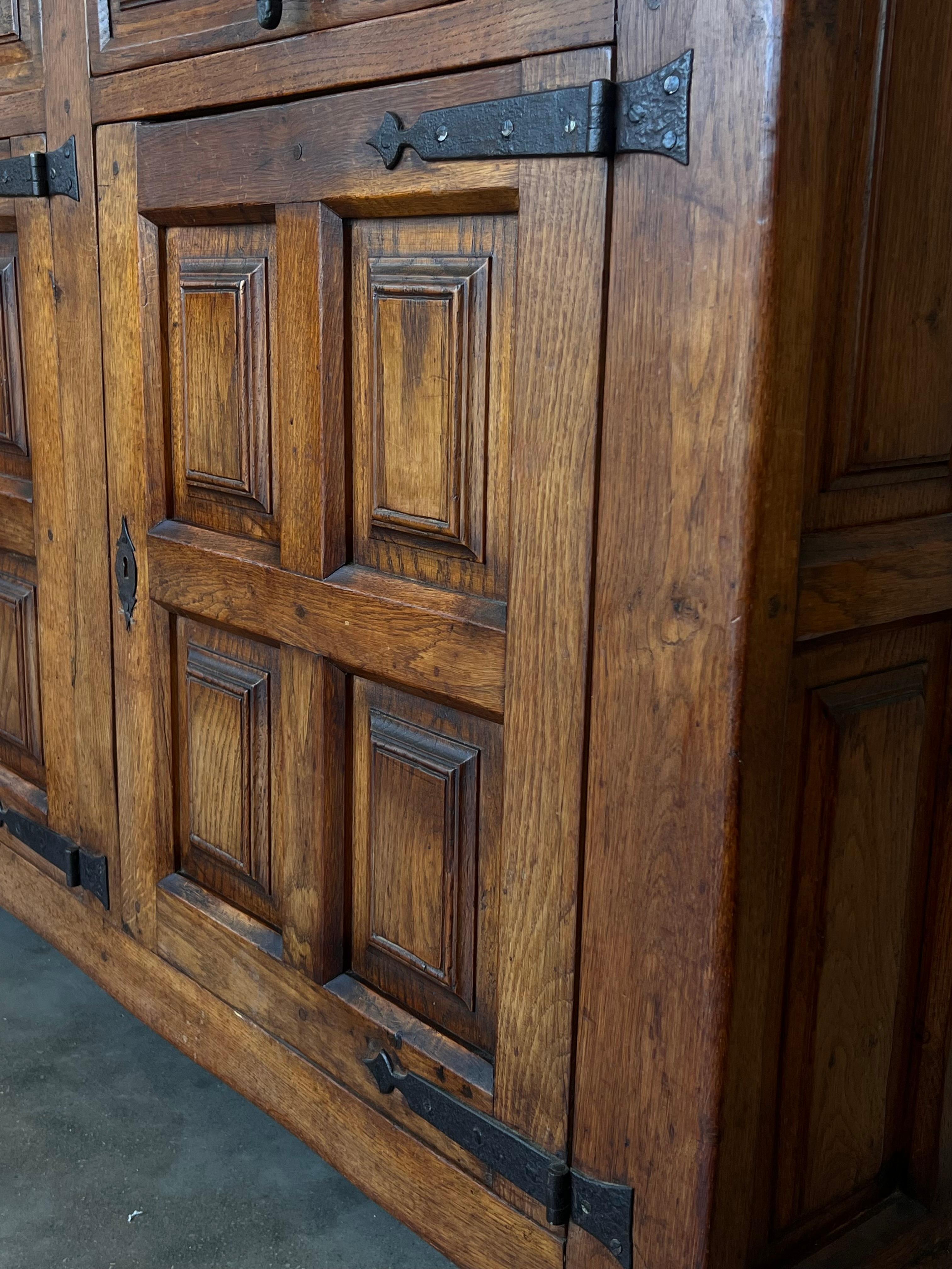 Siglo XIX Gran Credenza o Buffet Toscano Barroco Español Catalán de Roble Tallado en venta 7