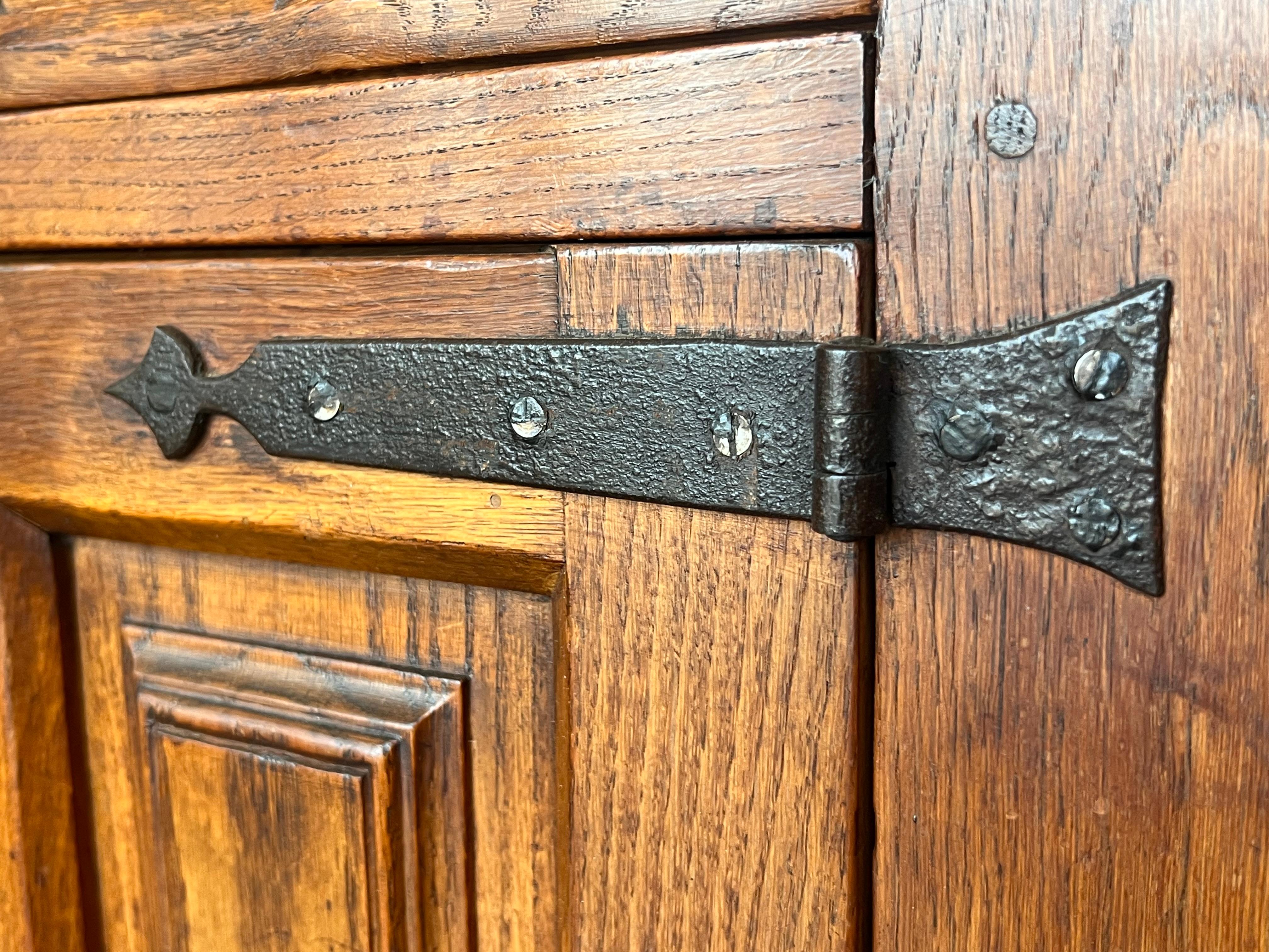 Siglo XIX Gran Credenza o Buffet Toscano Barroco Español Catalán de Roble Tallado en venta 8