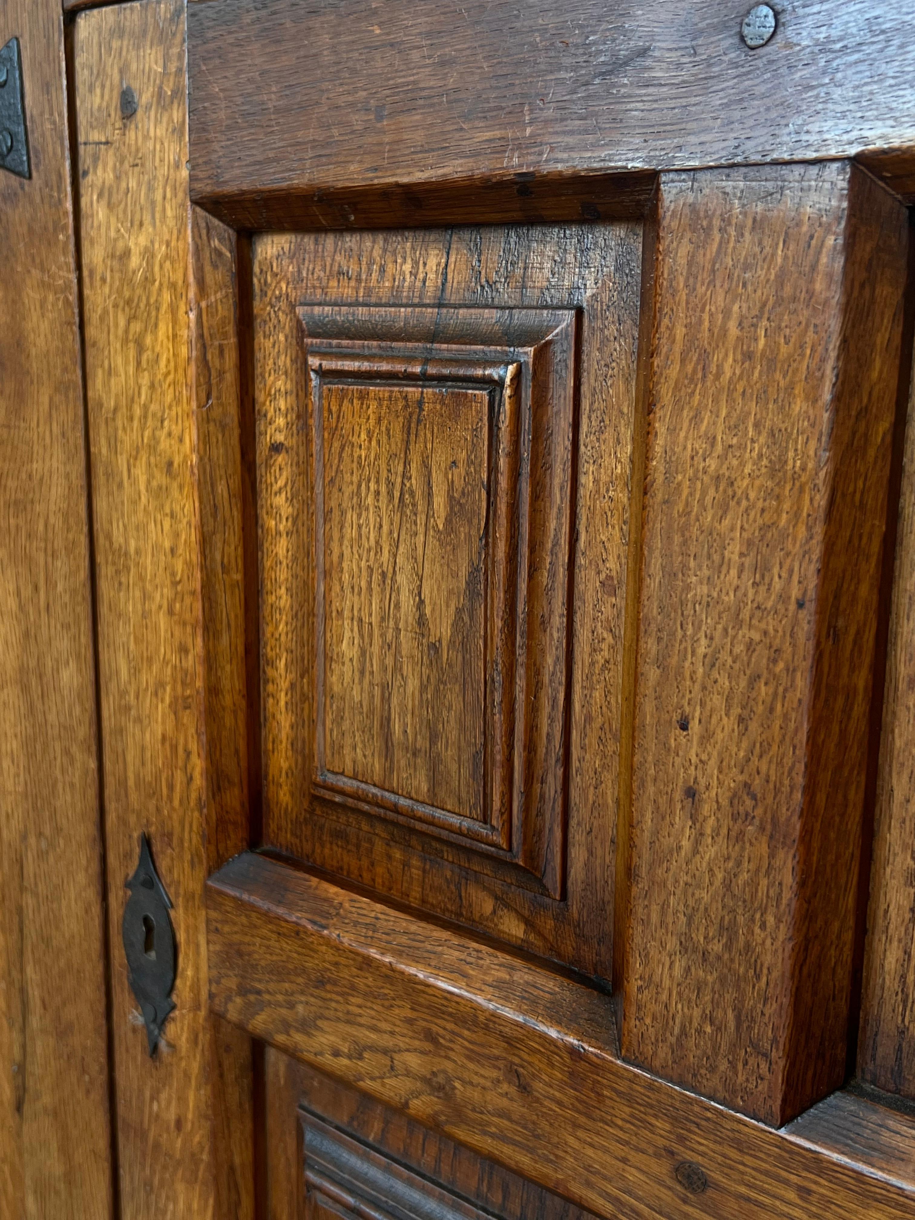 Siglo XIX Gran Credenza o Buffet Toscano Barroco Español Catalán de Roble Tallado en venta 9