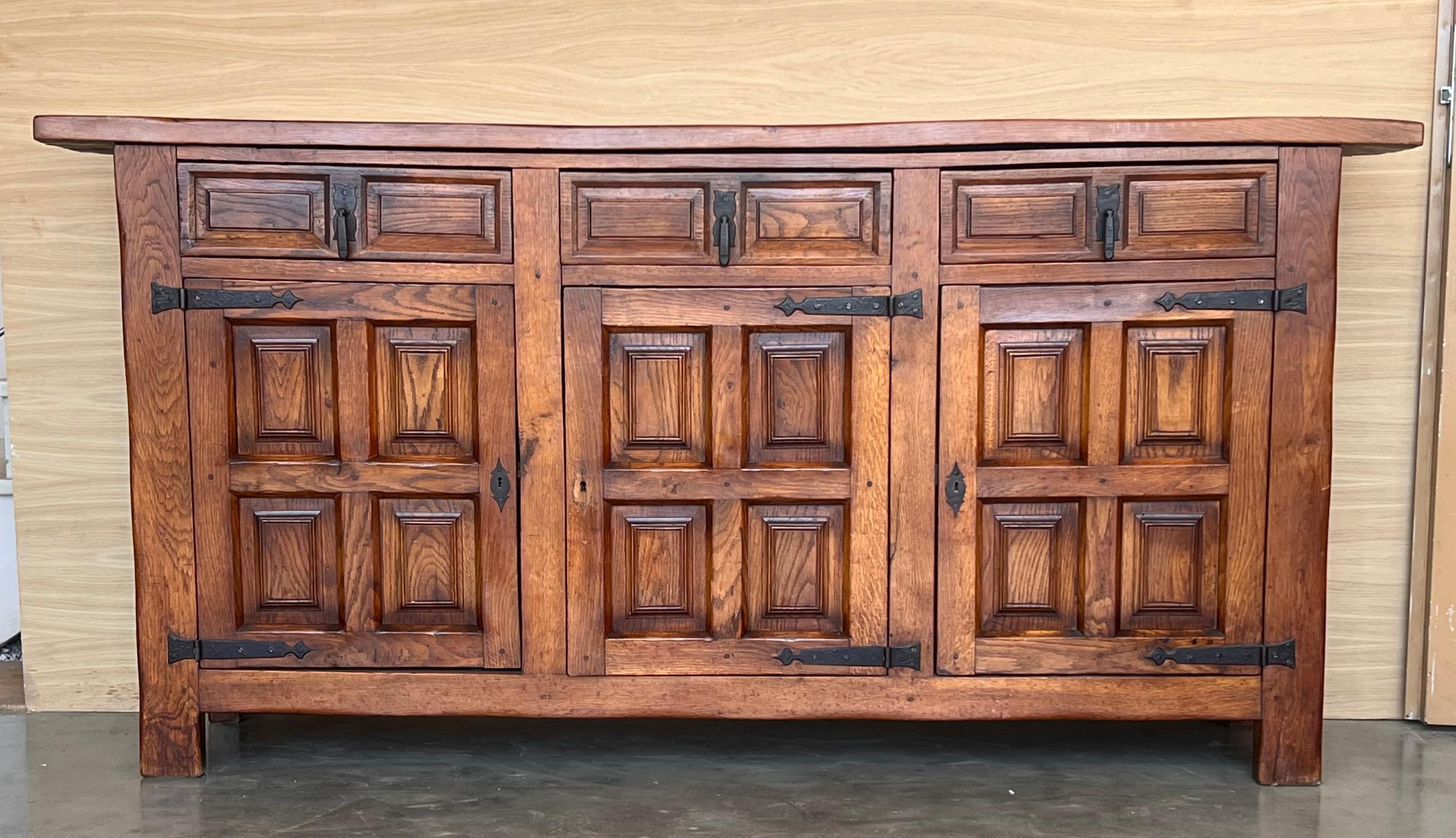 Siglo XIX Gran Credenza o Buffet Toscano Barroco Español Catalán de Roble Tallado en Bueno estado para la venta en Miami, FL