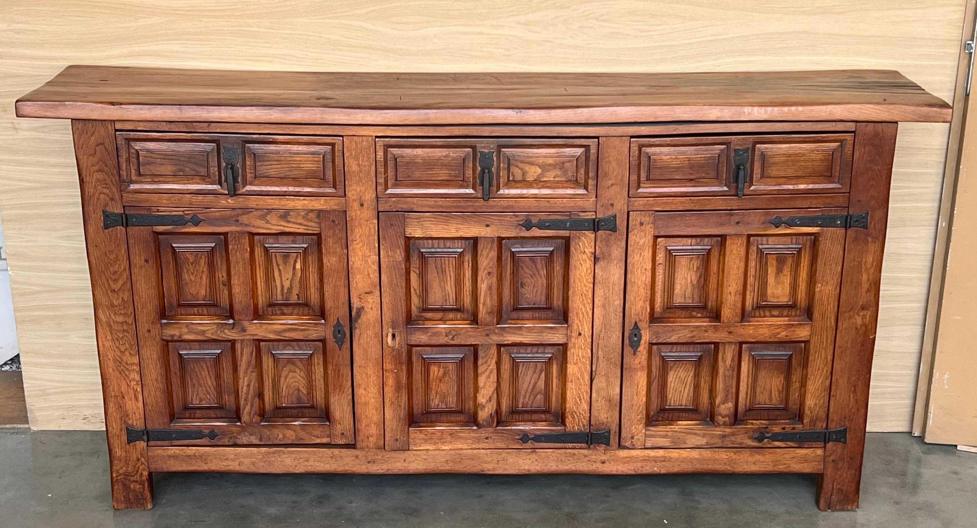 Siglo XIX Gran Credenza o Buffet Toscano Barroco Español Catalán de Roble Tallado siglo XIX en venta