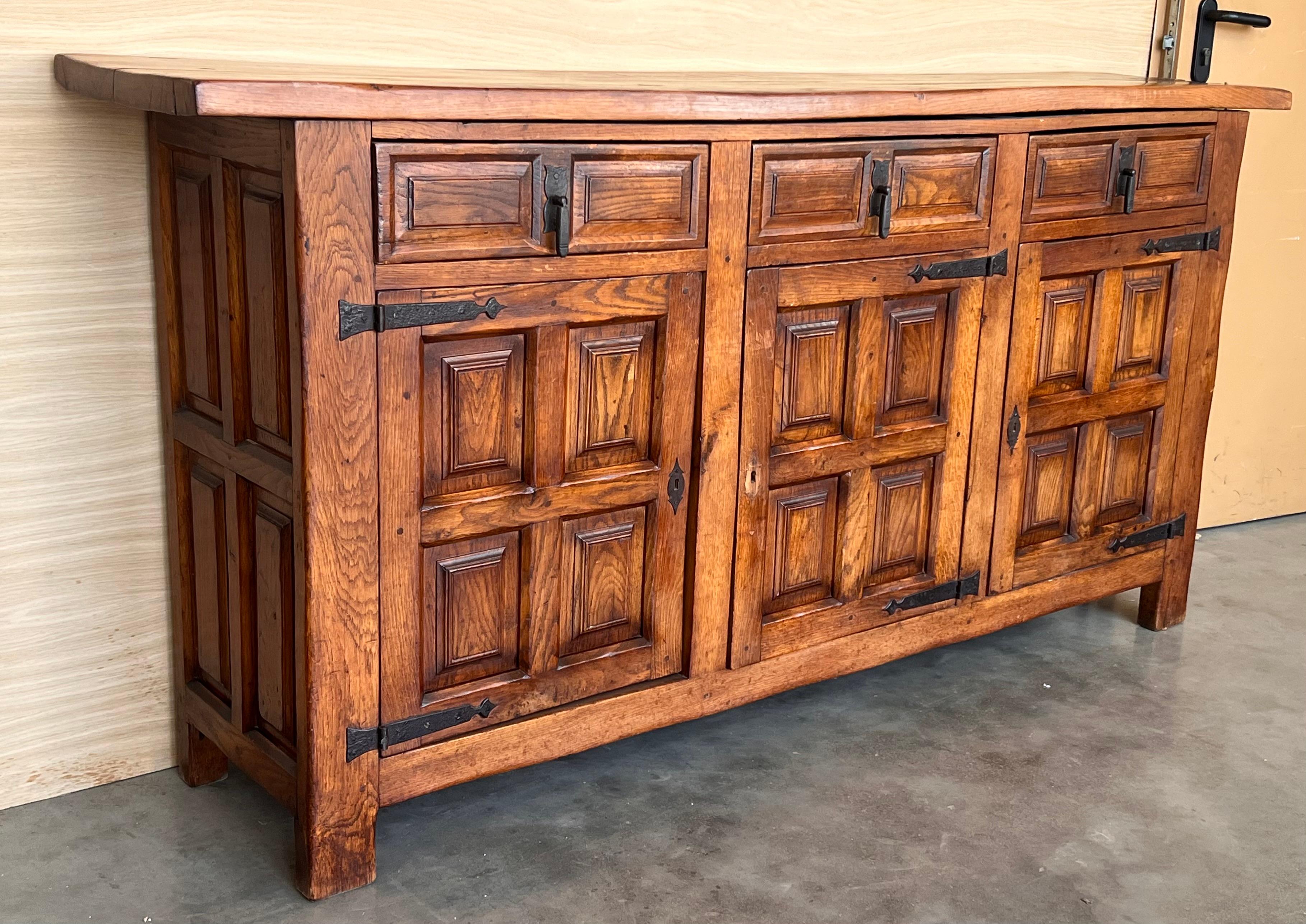 Siglo XIX Gran Credenza o Buffet Toscano Barroco Español Catalán de Roble Tallado Hierro en venta