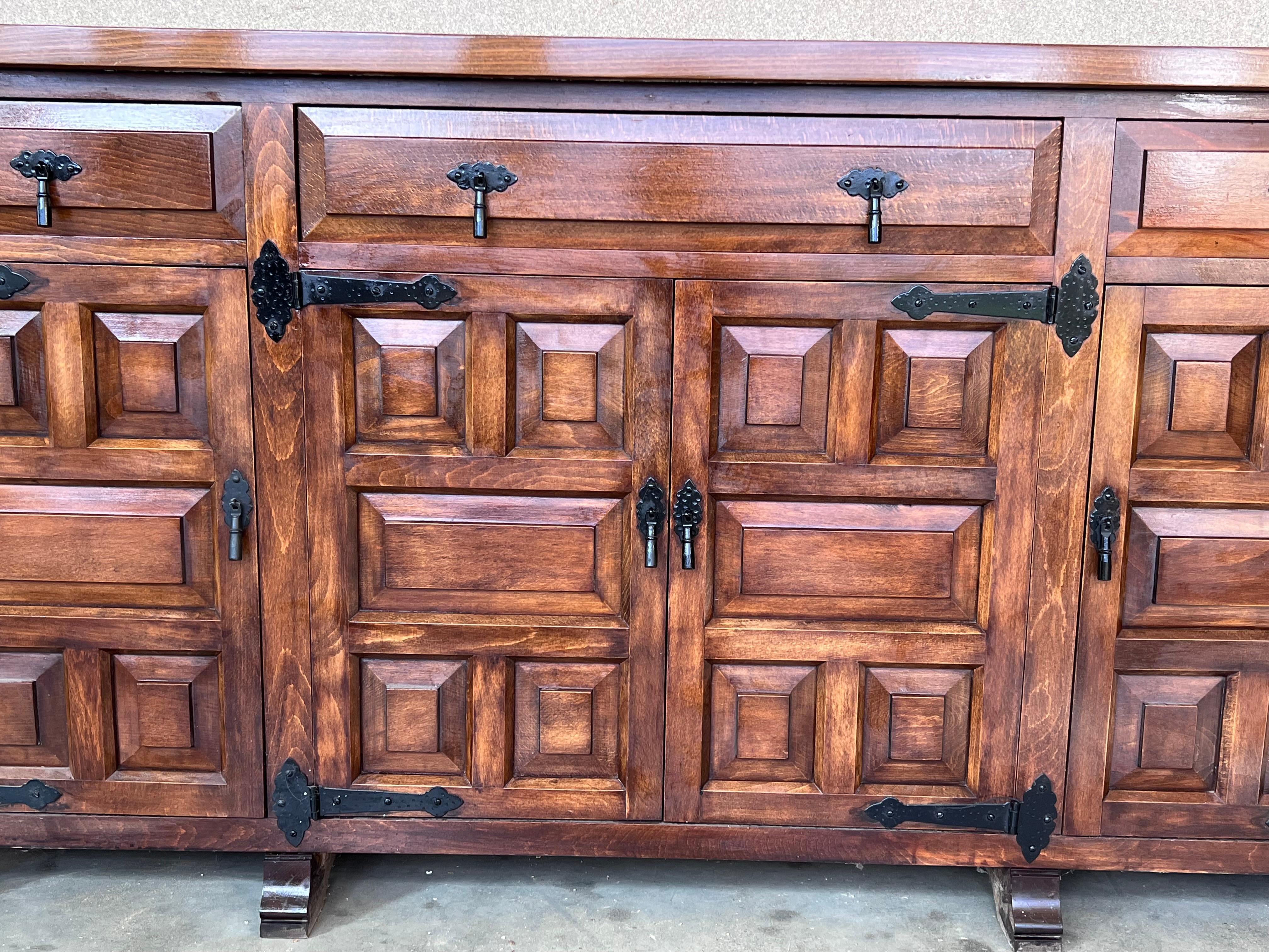 19th Century Large Catalan Spanish Baroque Carved Oak Tuscan Credenza or Buffet For Sale 3