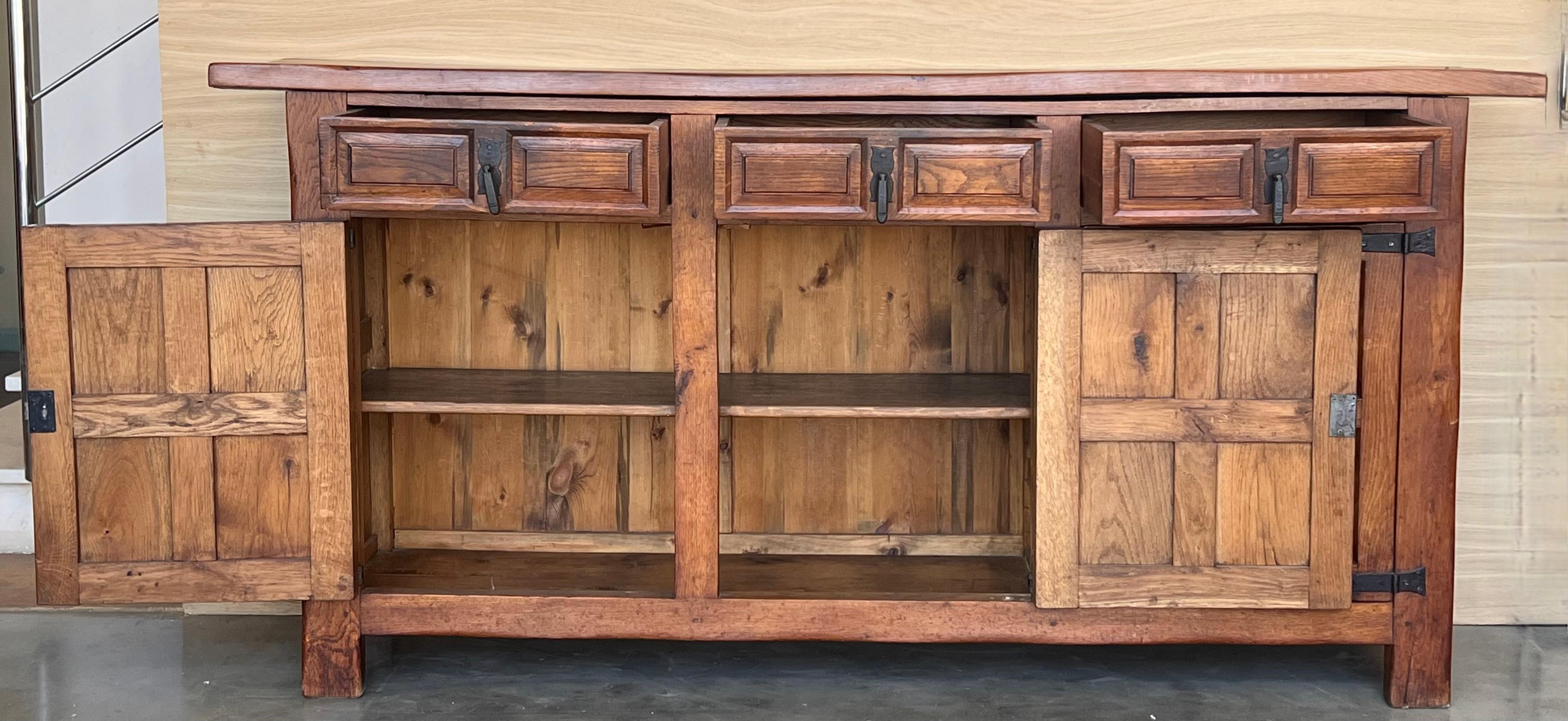Siglo XIX Gran Credenza o Buffet Toscano Barroco Español Catalán de Roble Tallado en venta 2