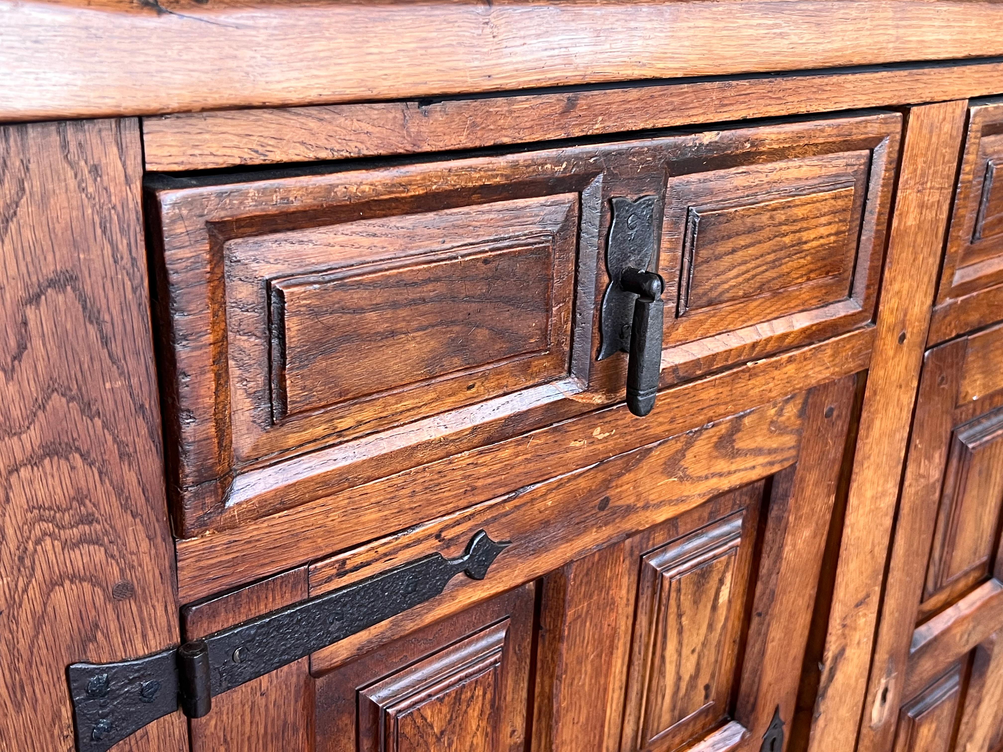 Siglo XIX Gran Credenza o Buffet Toscano Barroco Español Catalán de Roble Tallado en venta 3