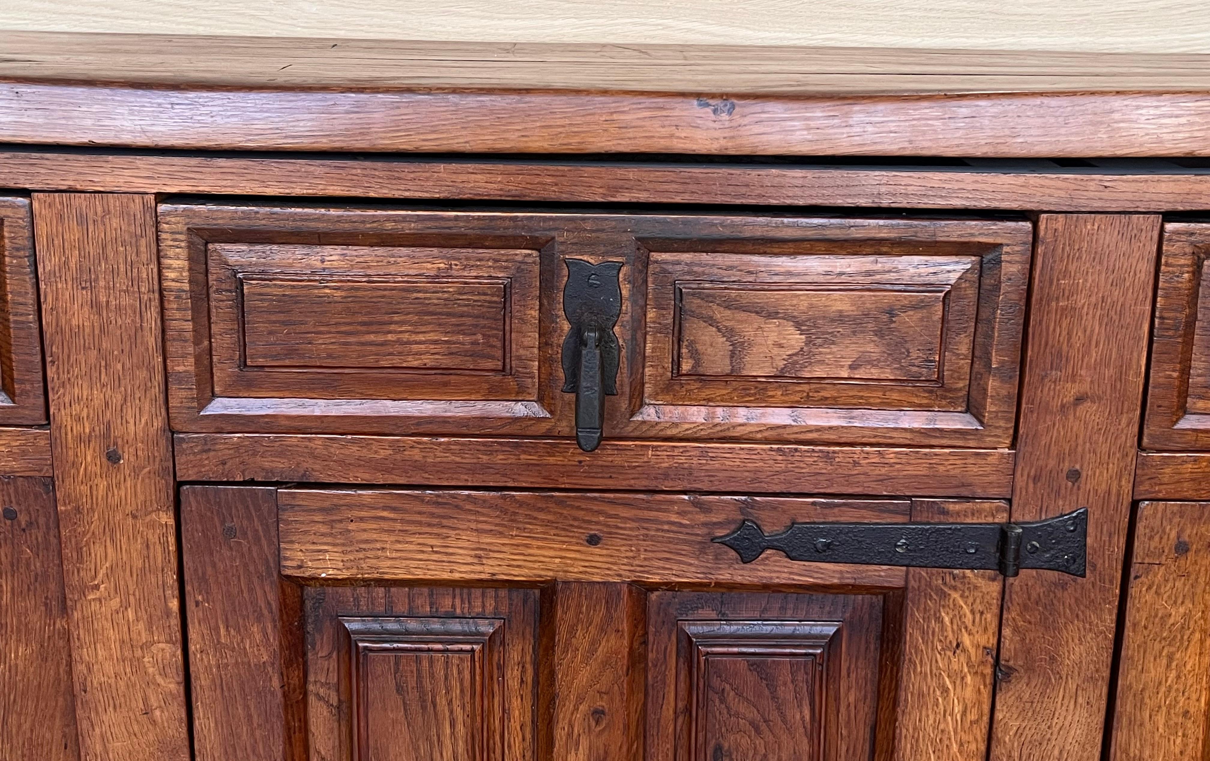 Siglo XIX Gran Credenza o Buffet Toscano Barroco Español Catalán de Roble Tallado en venta 4