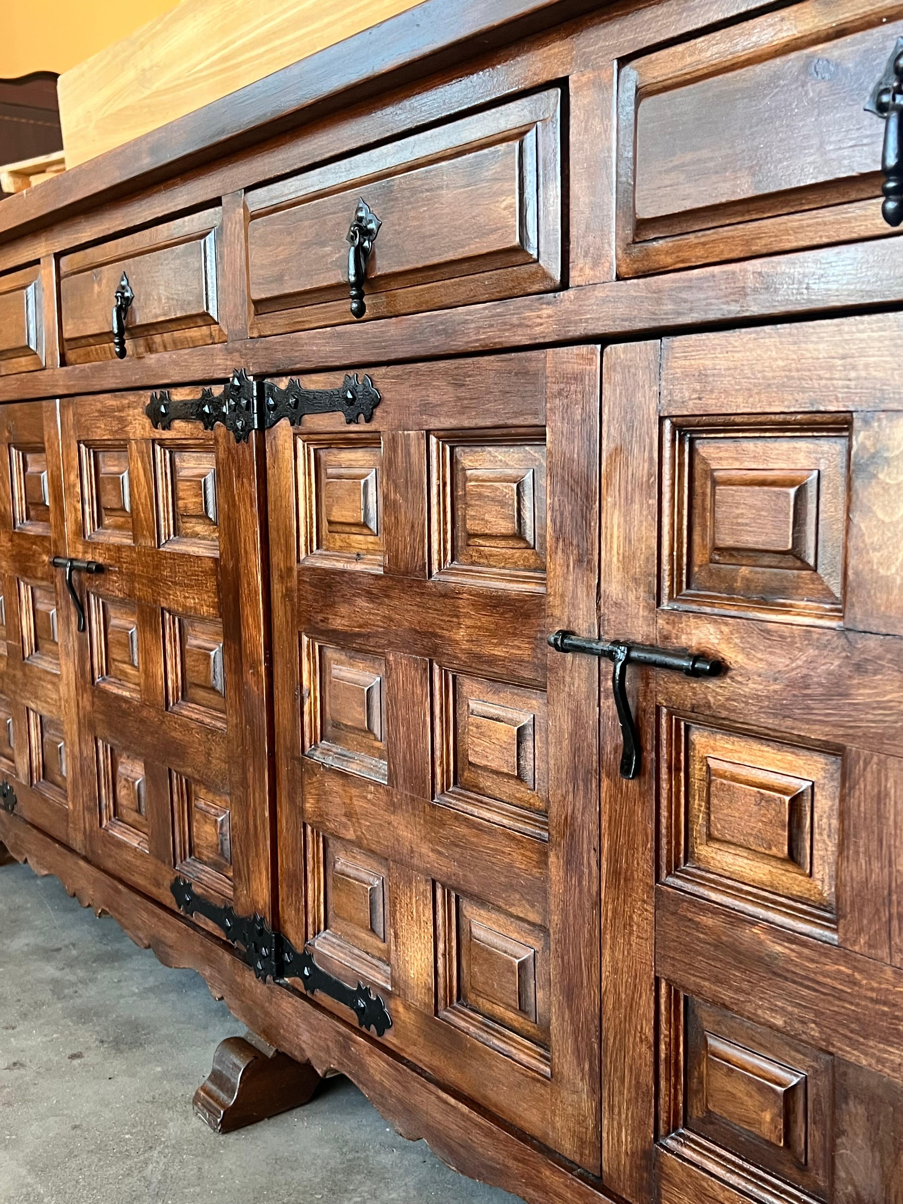 19th Century Large Catalan Spanish Baroque Walnut Tuscan Credenza or Buffet For Sale 6