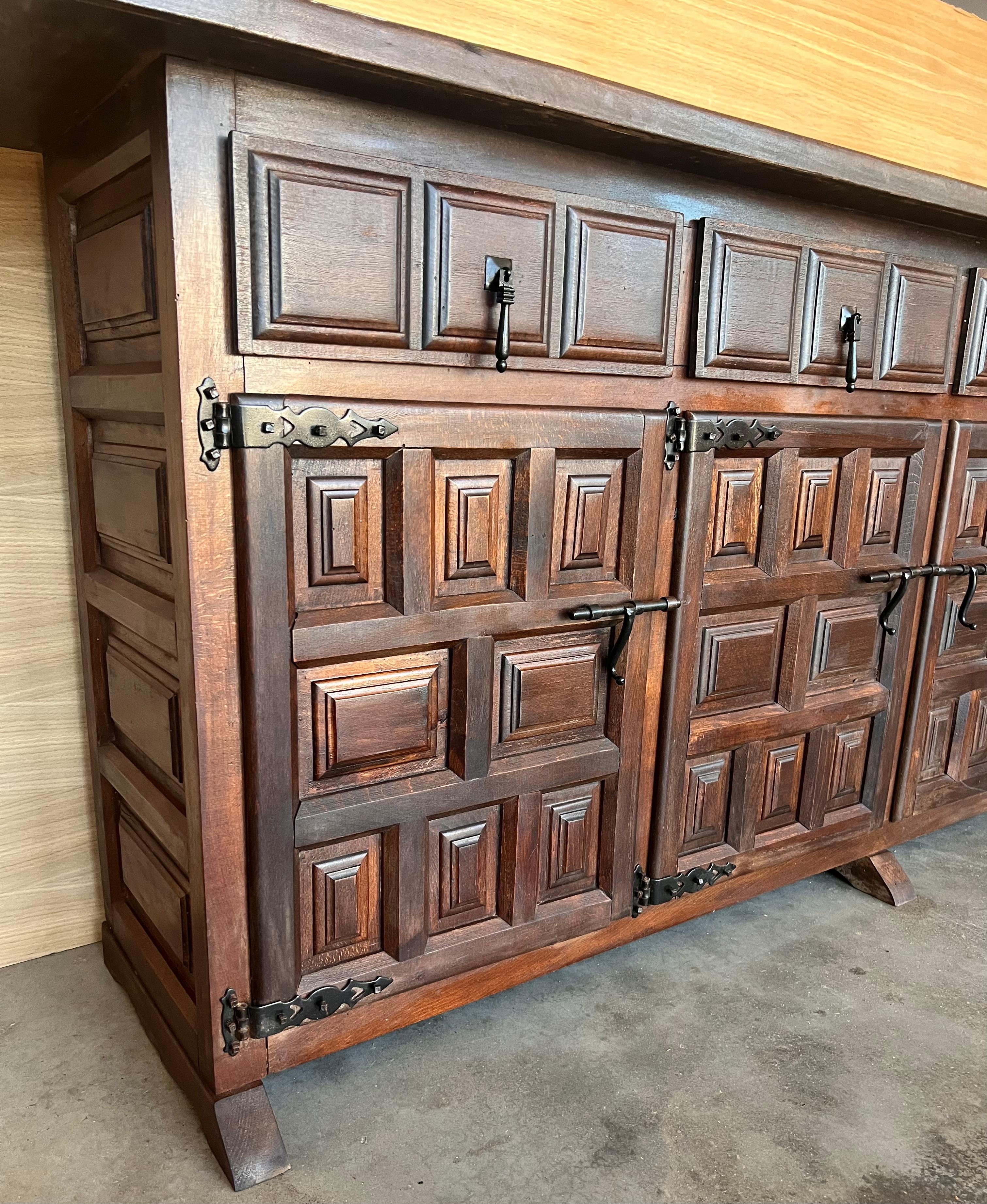19th Century Large Catalan Spanish Baroque Walnut Tuscan Credenza or Buffet For Sale 2