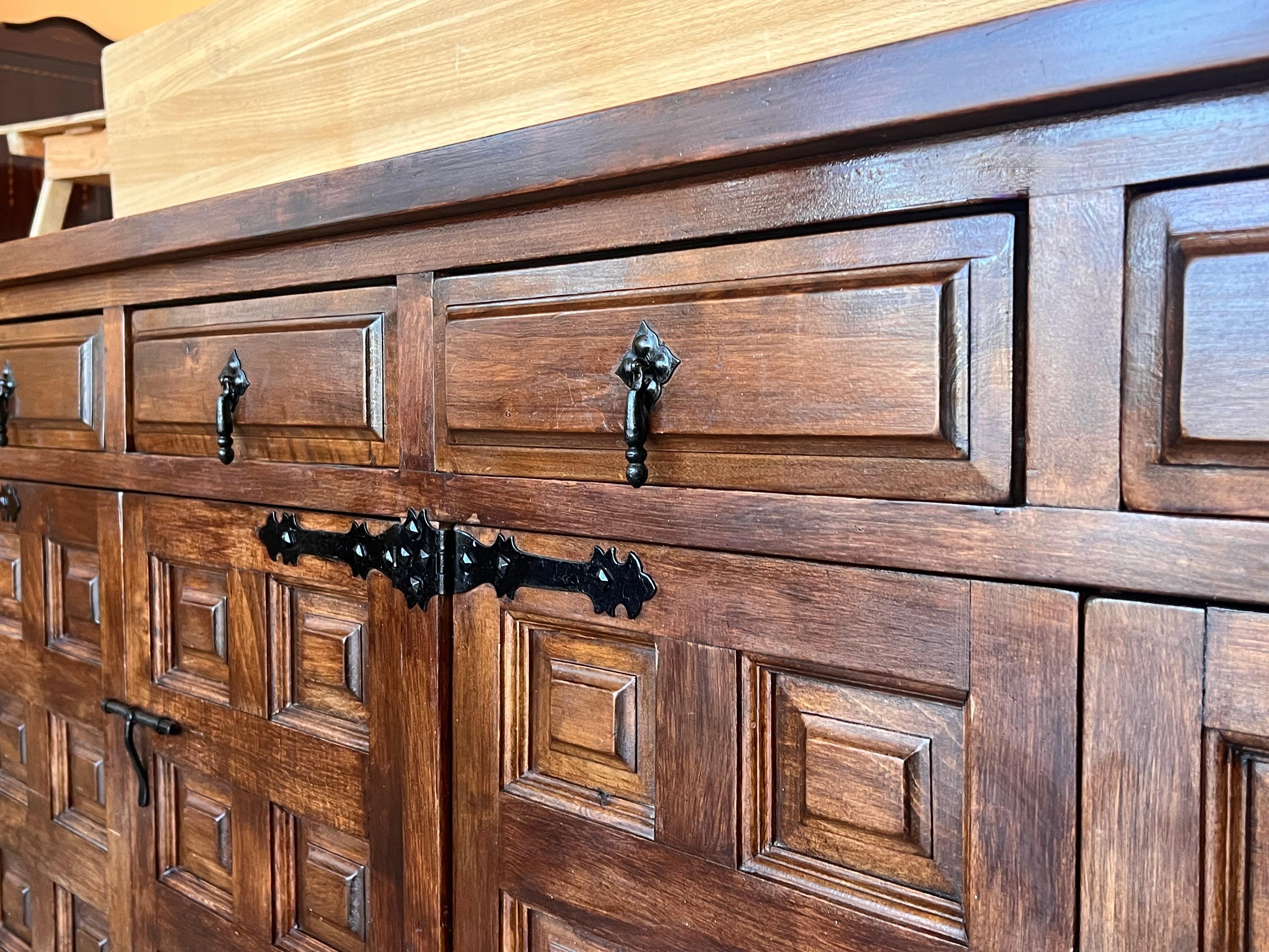 19th Century Large Catalan Spanish Baroque Walnut Tuscan Credenza or Buffet For Sale 4