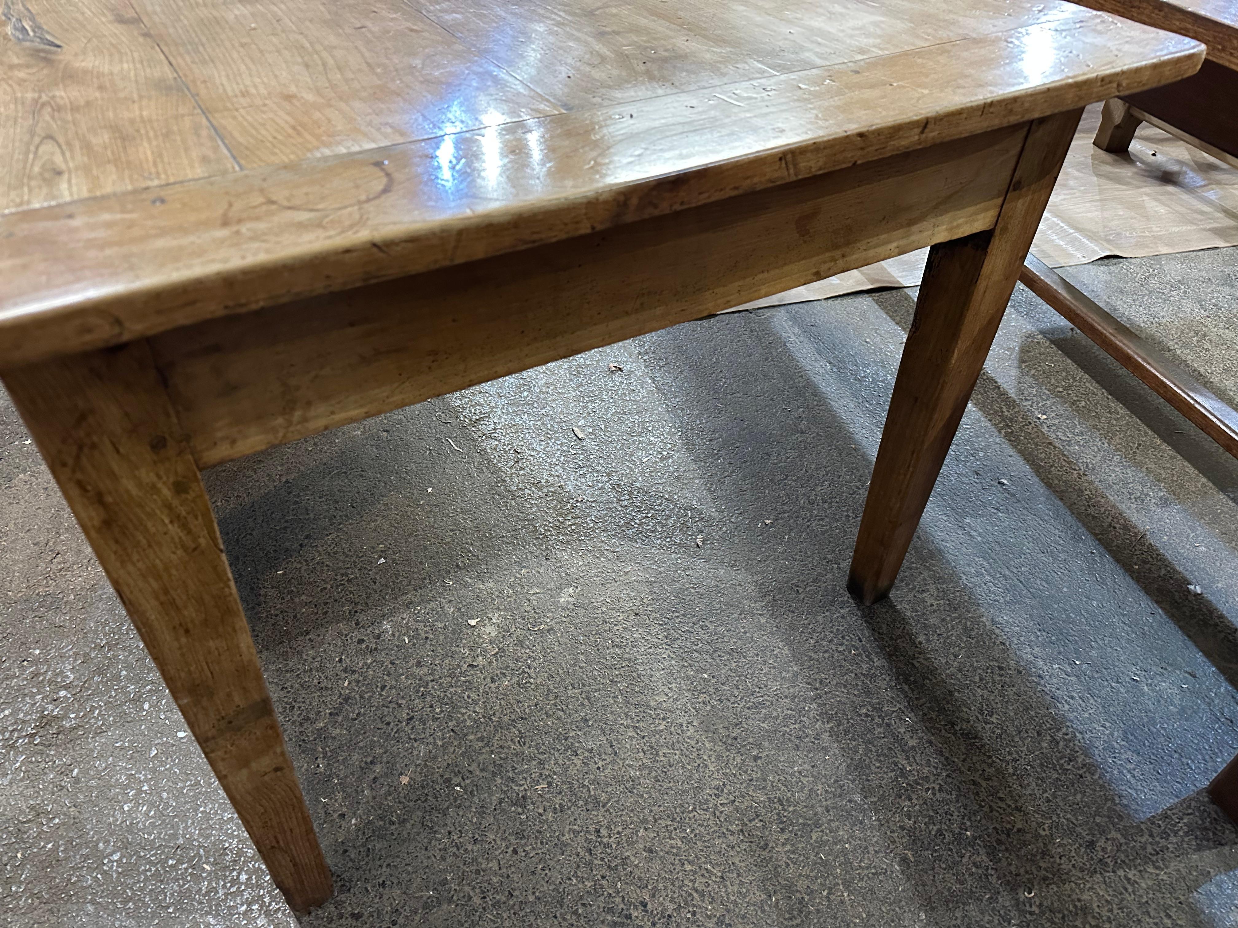 Country Grande table de ferme en cerisier du 19ème siècle en vente