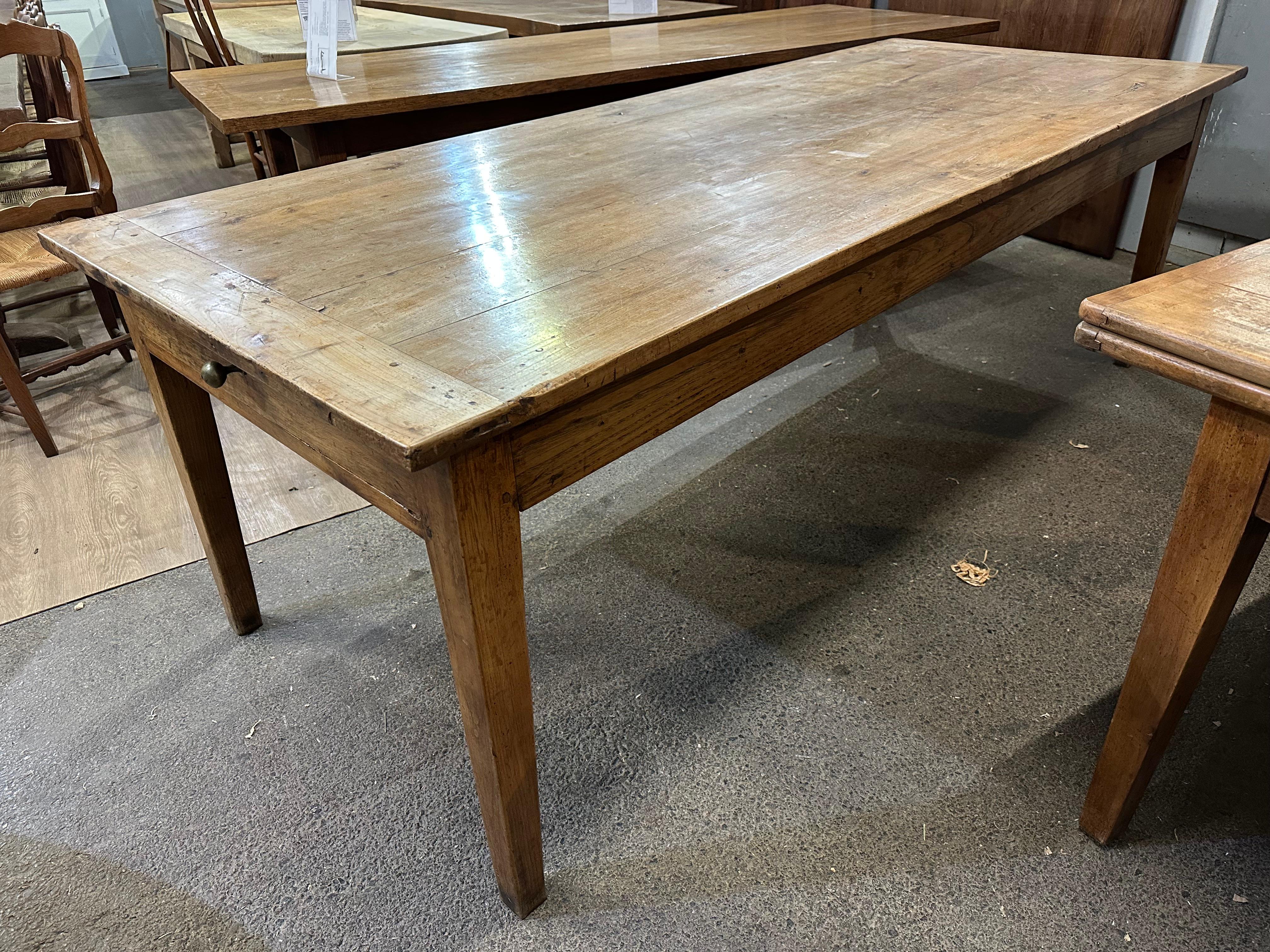 Fait main Grande table de ferme en cerisier du 19ème siècle en vente